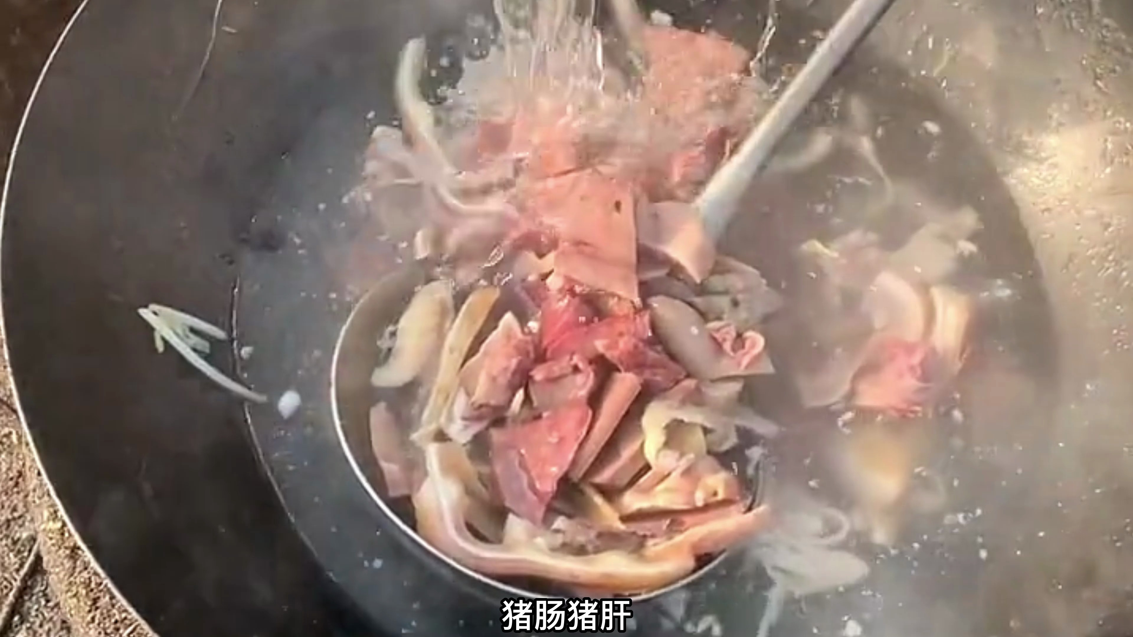 豆腐全猪汤。乡下柴火饭,高端的食材往往只需要简单的烹饪