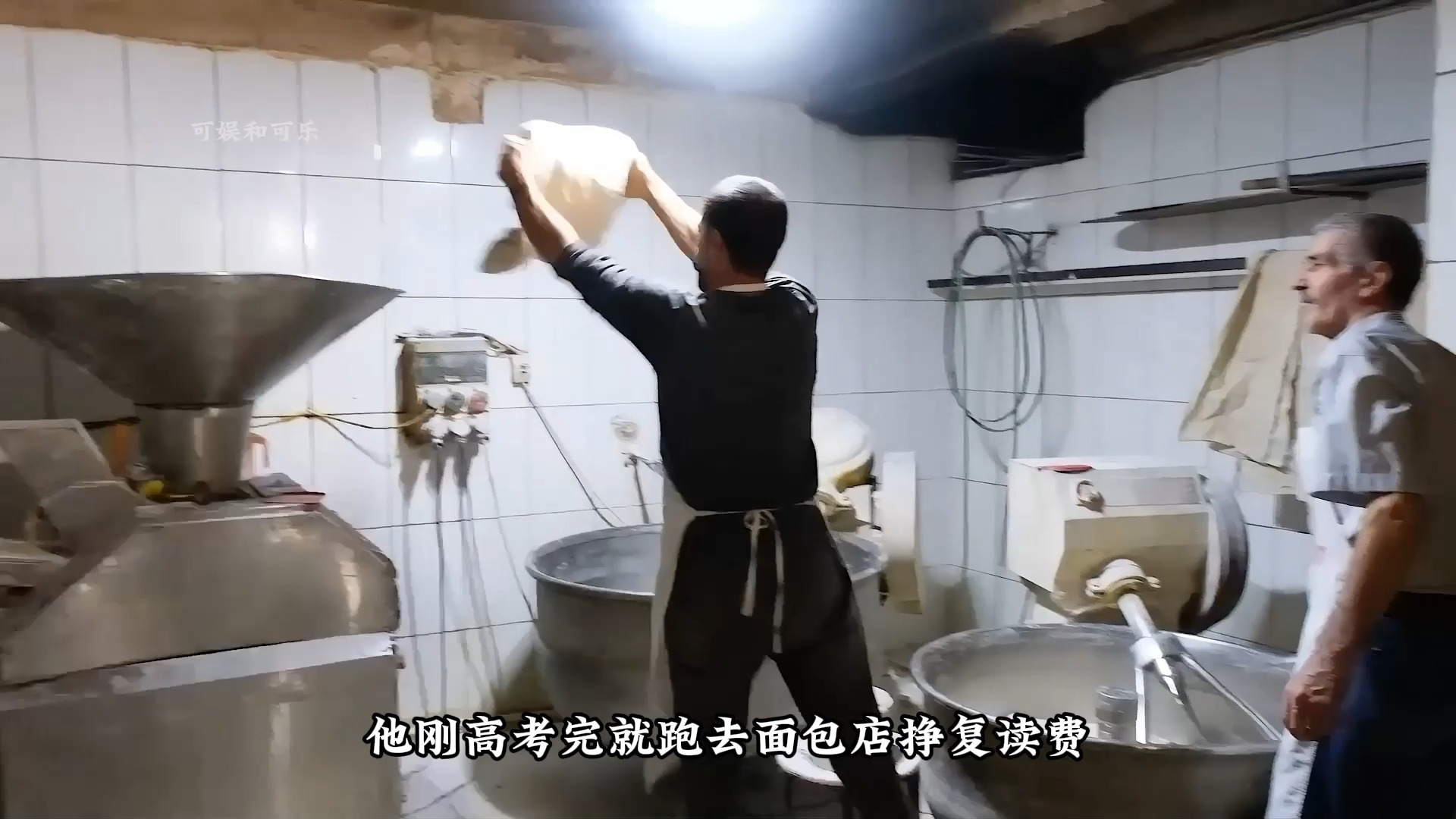小伙只是揉了揉面,就破格被面包店直接录用,做出好吃的千层吐司