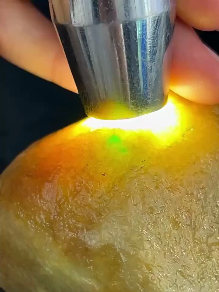 大马坎黄翡,黄艳,带一抹色,可摆件,可手把,尺寸86.6,73,57mm-度小视