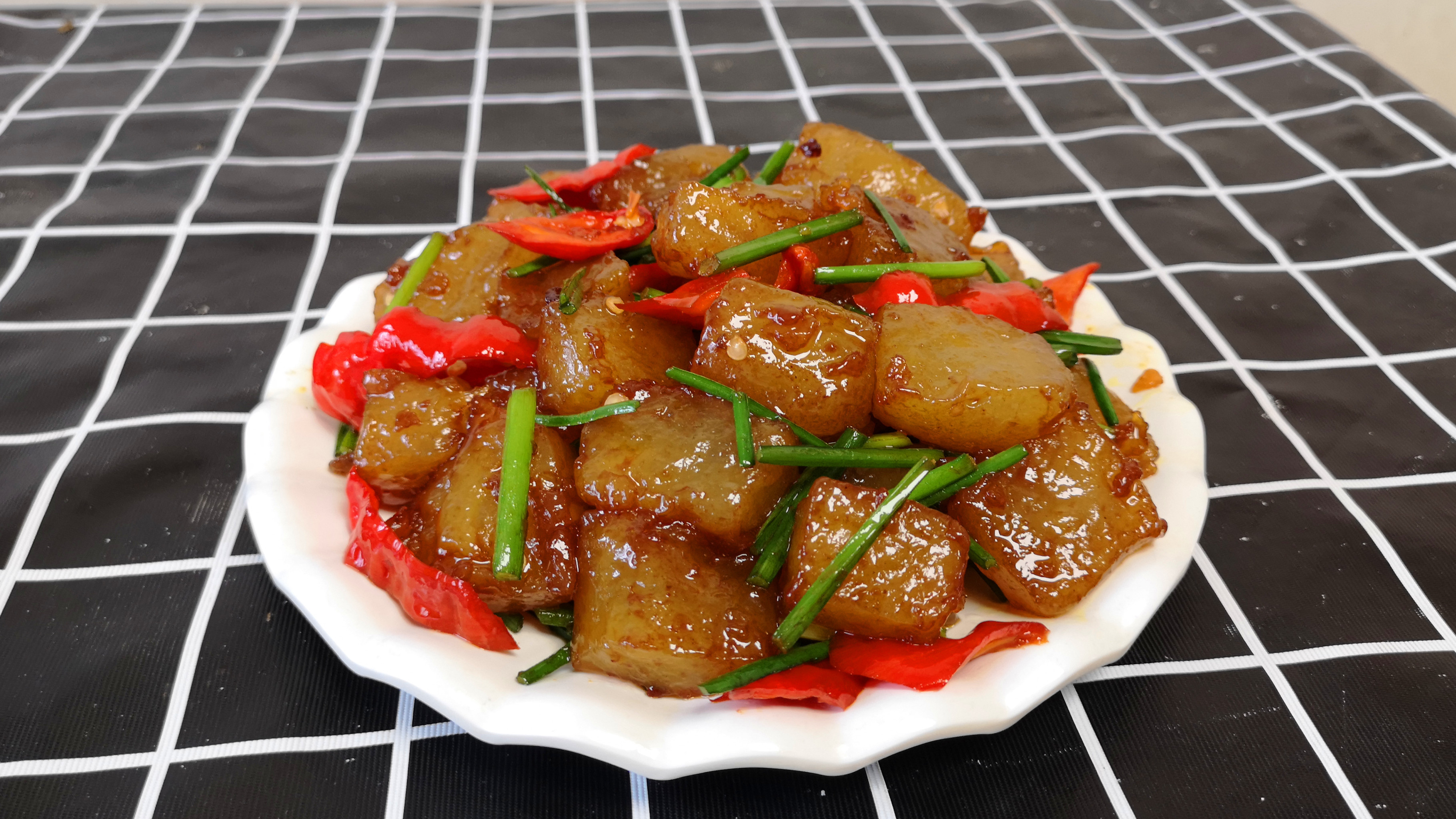 1碗红薯粉2碗清水，倒入锅中炒一炒，瞬间变美食，爽滑好吃超简单