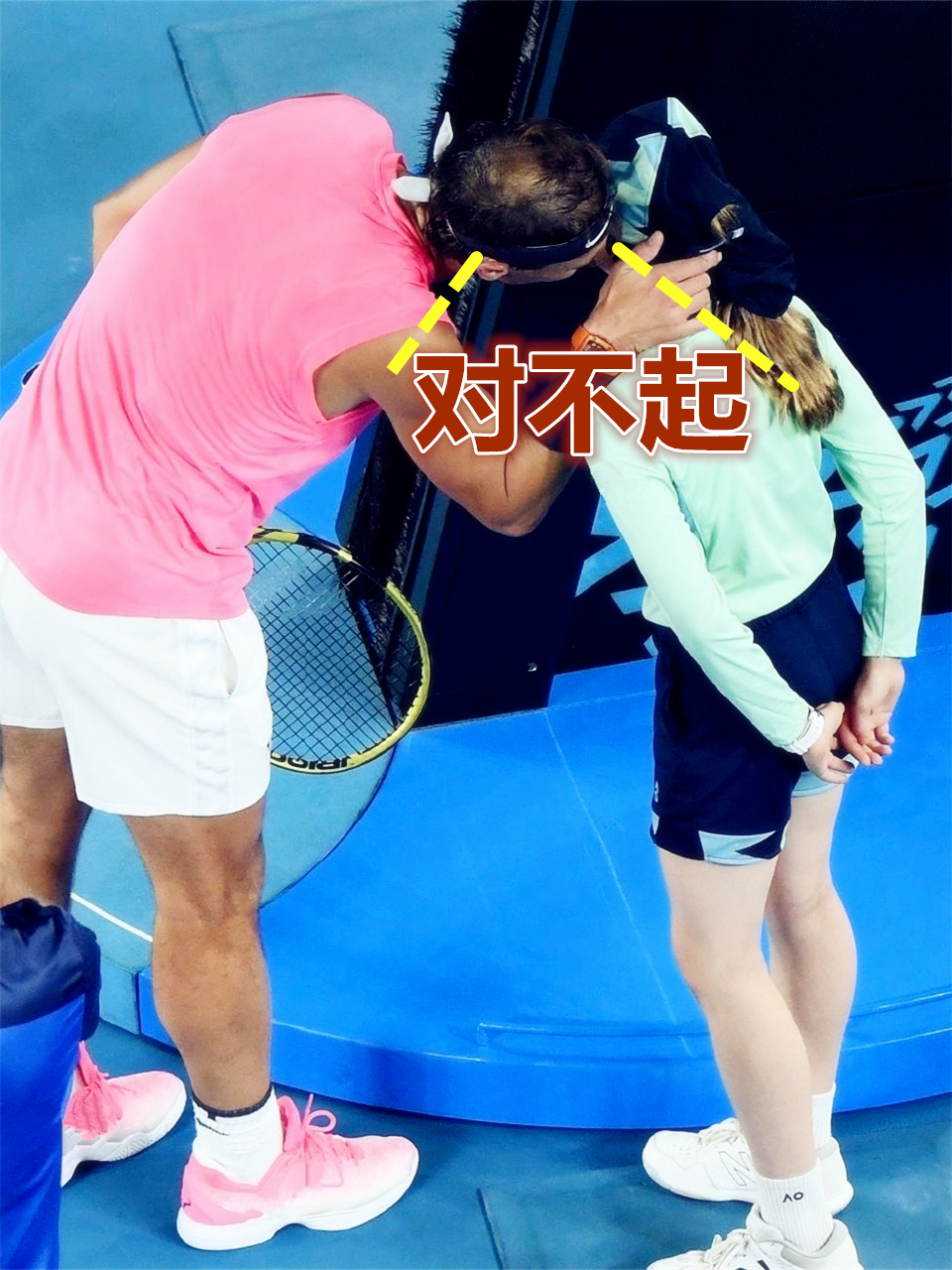 纳达尔名场面!意外击中女球童头部,上前亲吻安慰表达歉意