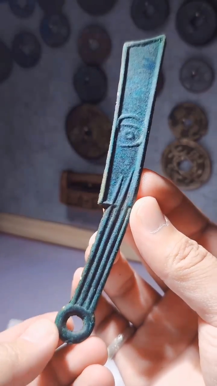 燕国刀币,燕明刀,背面铭文为右,叠文比较少见,品相非常漂亮-度小视