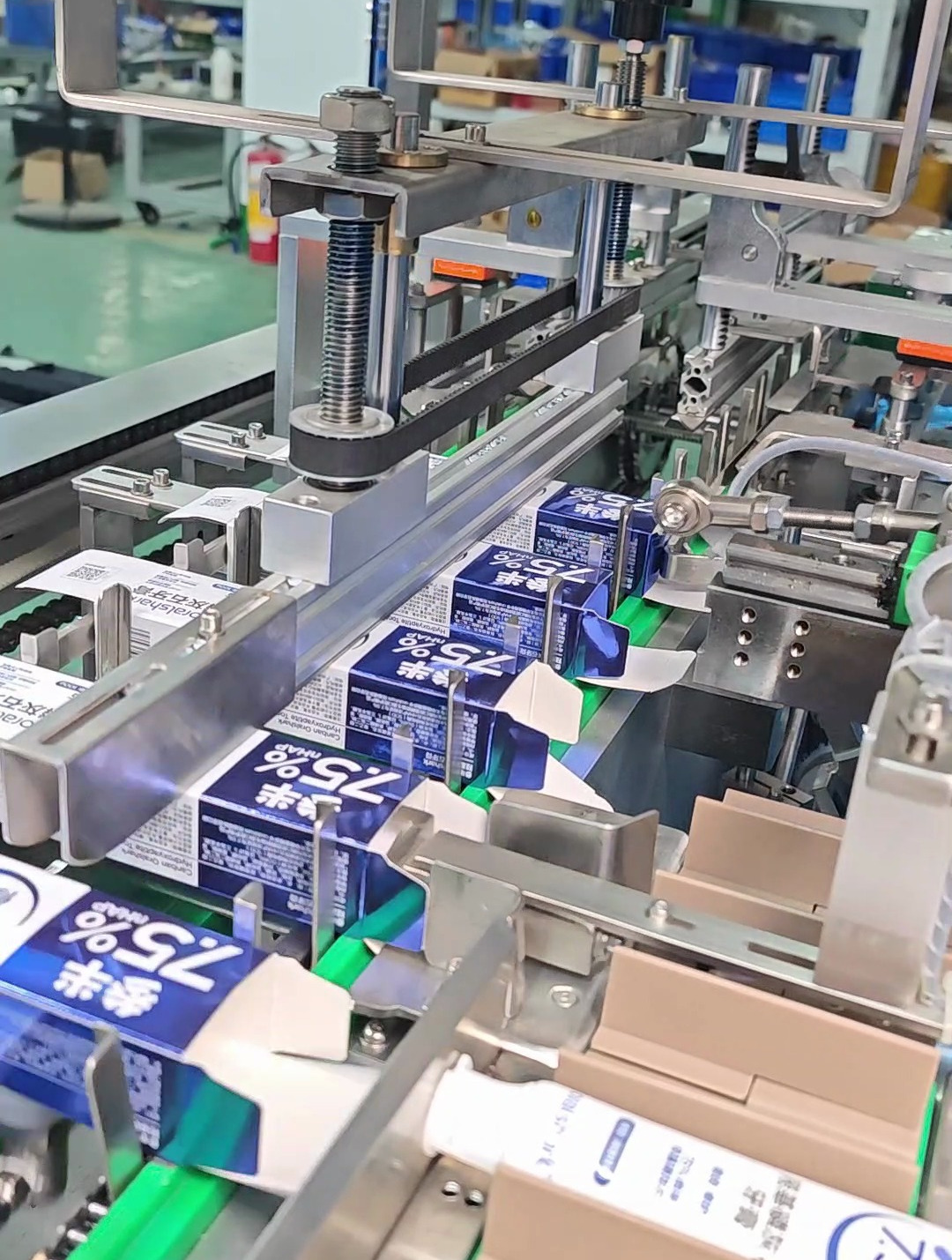 牙膏装盒机产能稳定,一台可抵5人,操作简单方便,效率高速度快-度小视