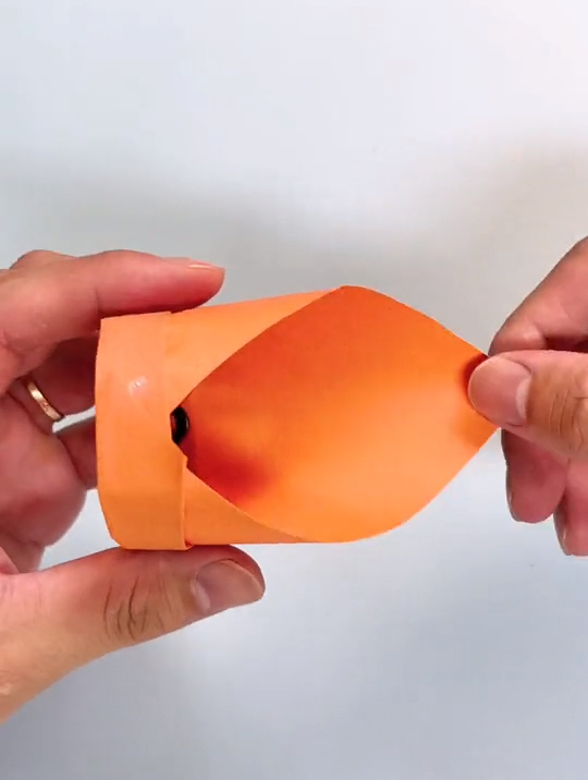 教你折一个超简单又好玩的圆筒纸纸飞机-度小视