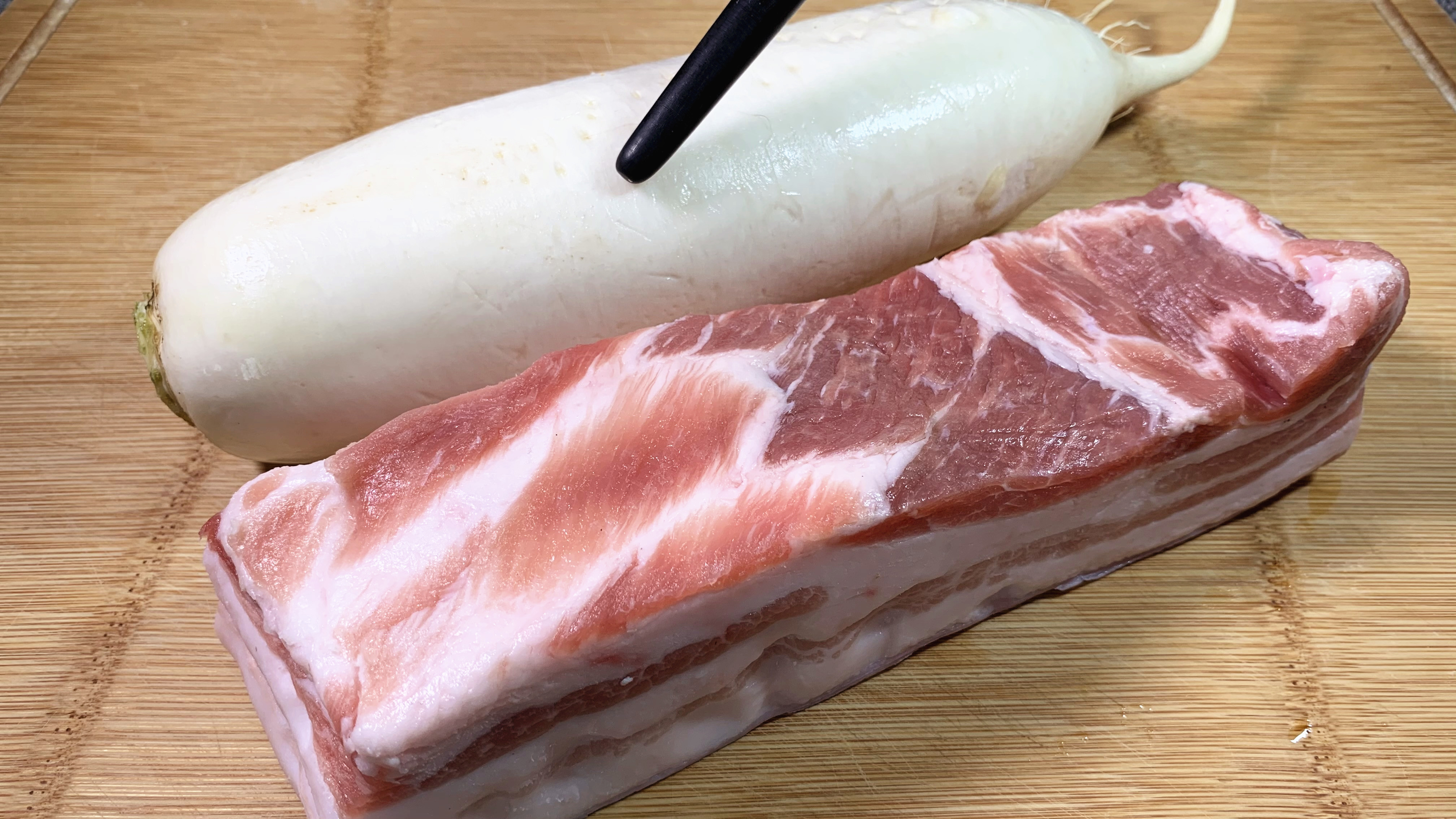 我是万万没想到,萝卜加一块五花肉,比红烧肉还要解馋,太美味了