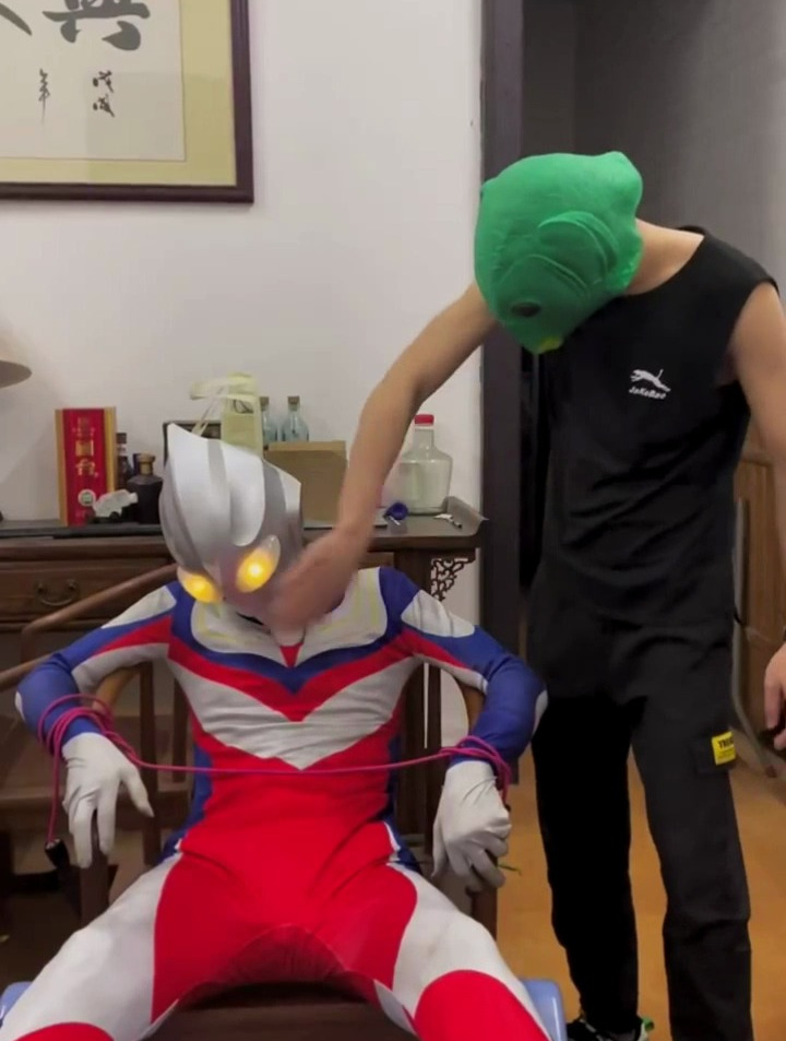 迪加奥特曼动作危险请勿模仿迪迦哥哥又被他们抓来挠痒痒了