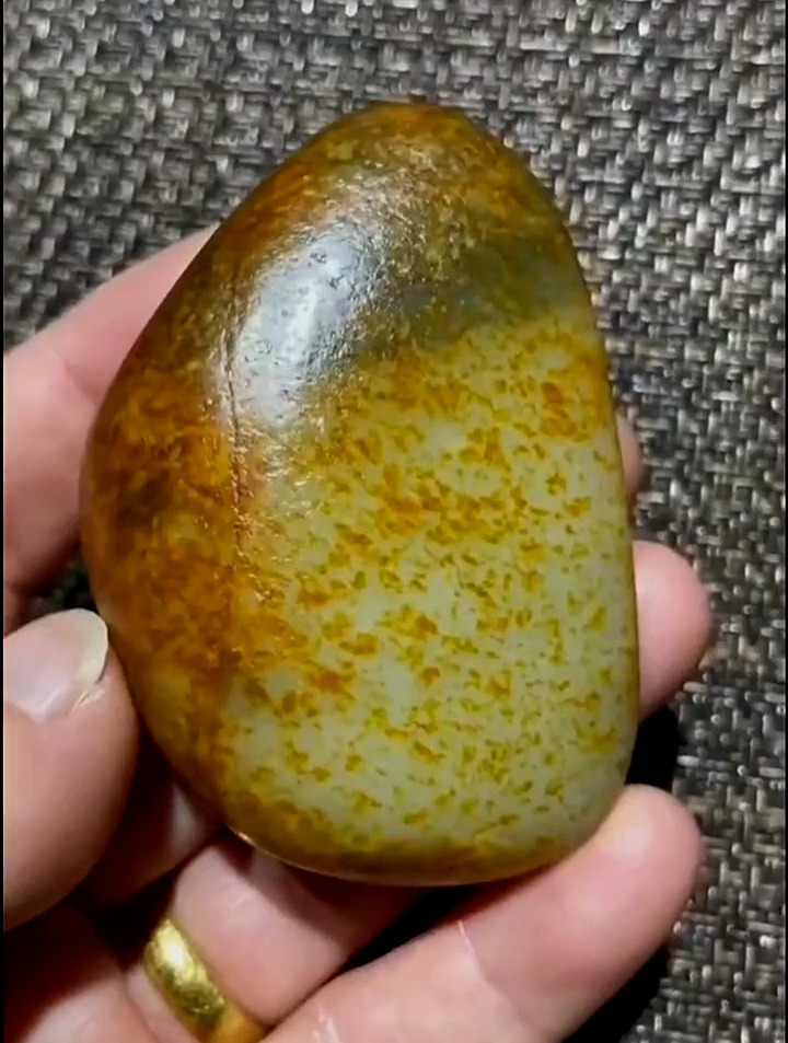 和田玉籽料原石,满满洒金皮