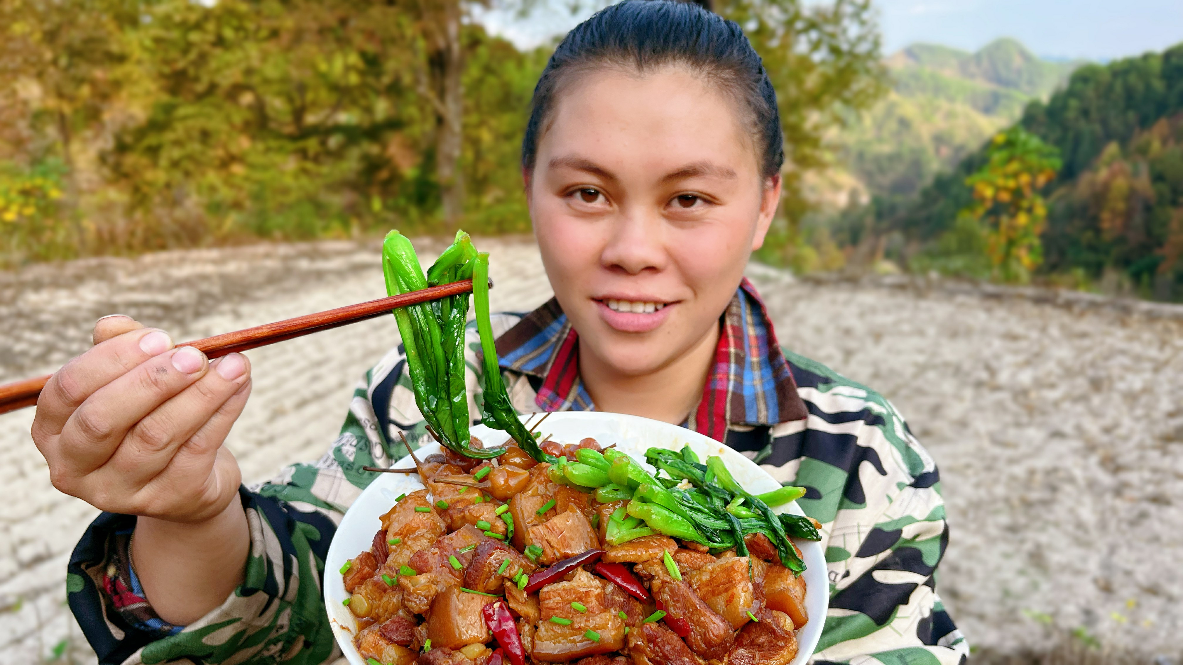 干完活,欧妹拿块五花肉卤一锅,配上泡椒和青菜大口吃肉太下饭