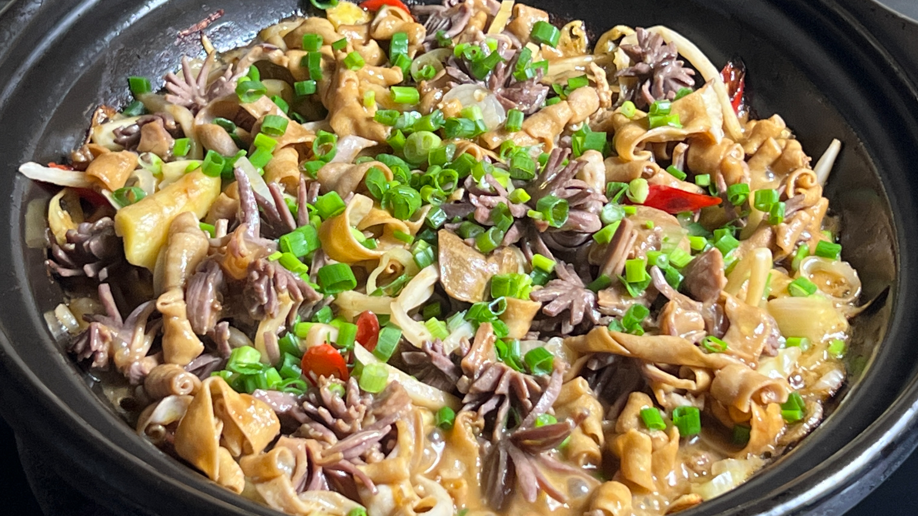 广西风味鸭杂煲,酸爽脆嫩,汤汁拌饭也能吃两碗,做法简单又好吃
