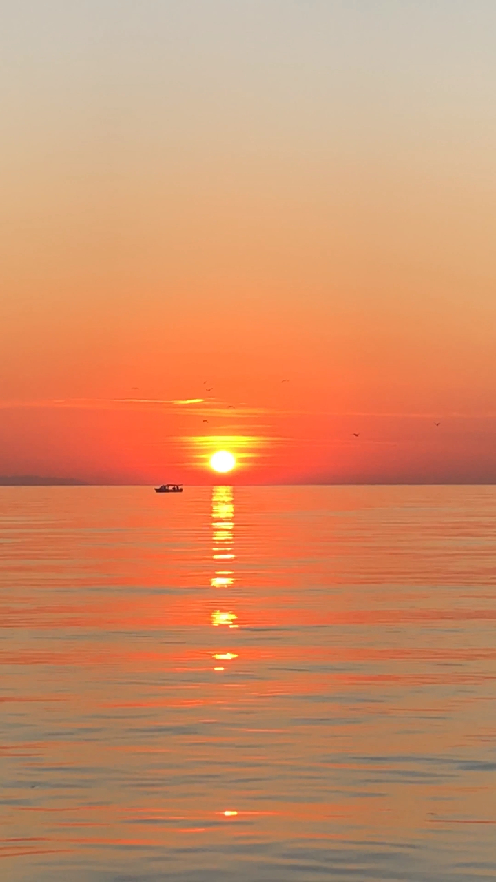 夕阳西下,海天一色,非常美