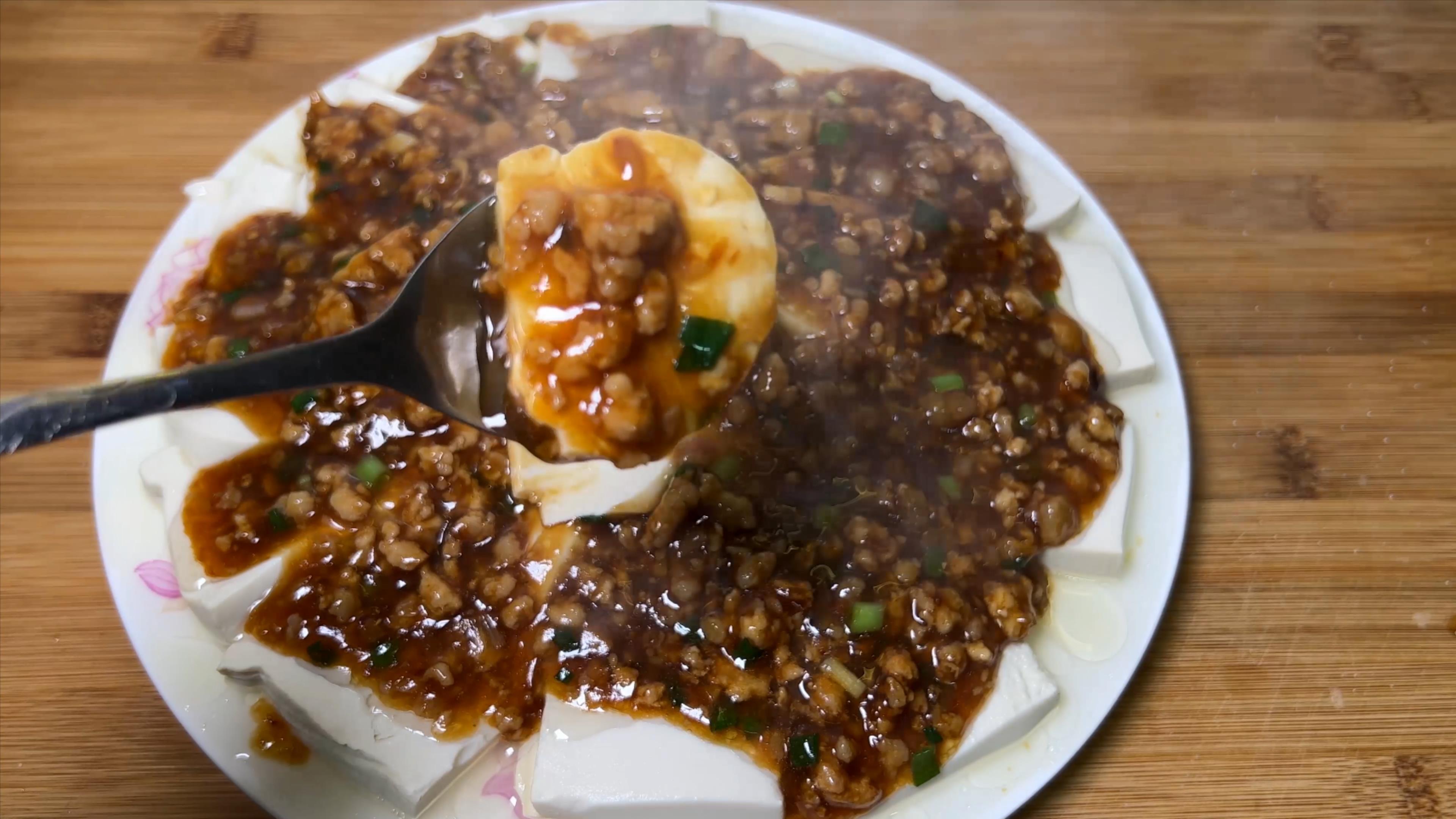 饭店的肉末豆腐好看又好吃,在家做一盘,豆腐不用炒很鲜嫩,下饭