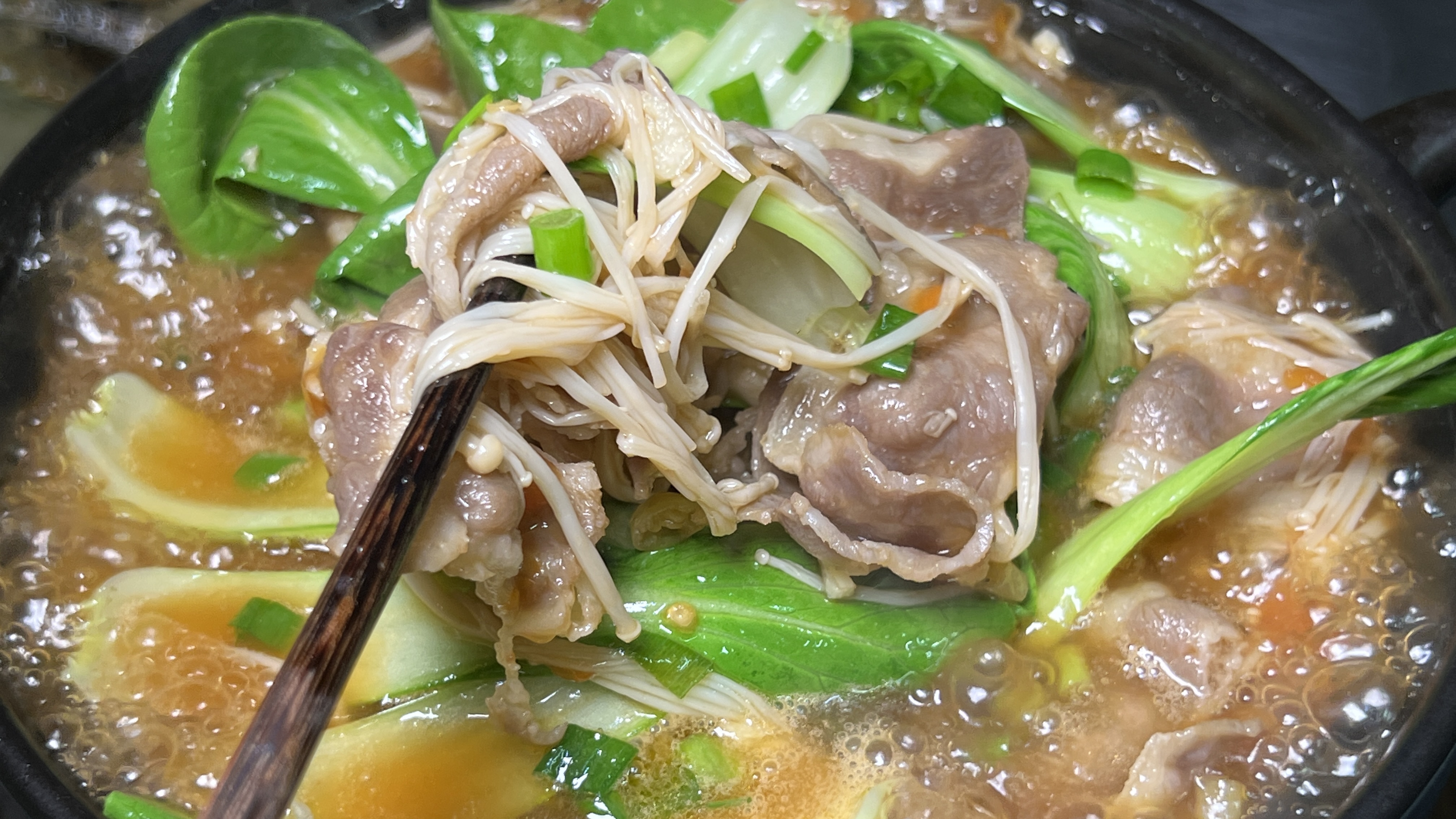 想吃酸汤小肥羊了，一盒羊肉卷，一个西红柿和几个泡椒在家也能做