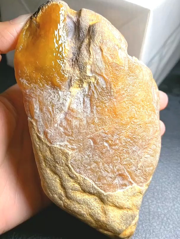 翡翠原石大马砍黄翡雾层非常漂亮,胶感很好,雾层厚装,玉质细腻