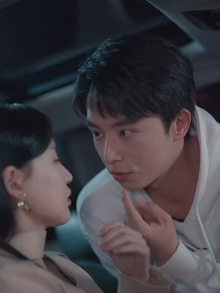 刚毕业被姐姐拉去闪婚短剧主演