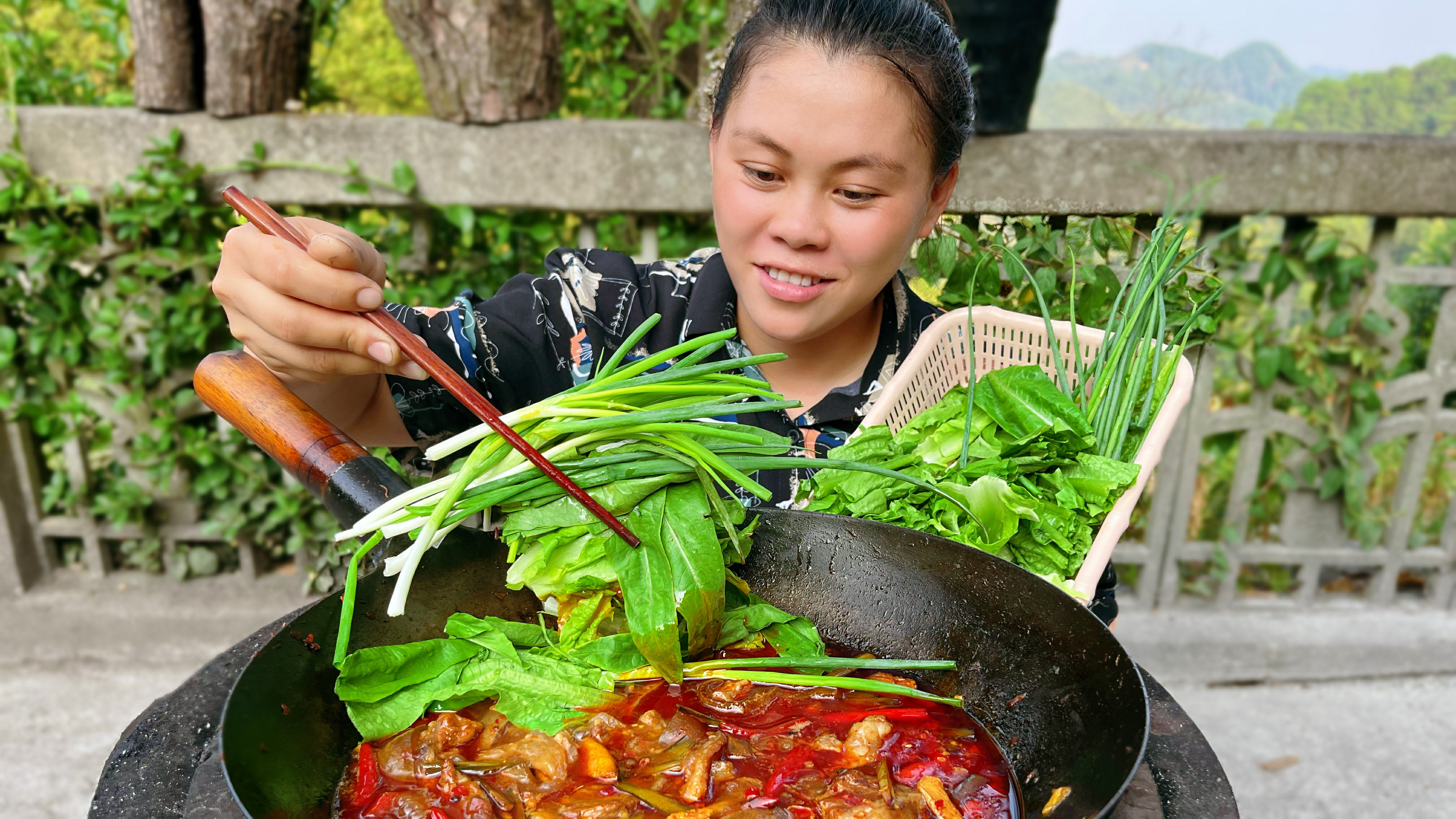 干完活,欧妹拿块牛肉做爆辣火锅,用葱和辣椒当配菜吃辣太厉害