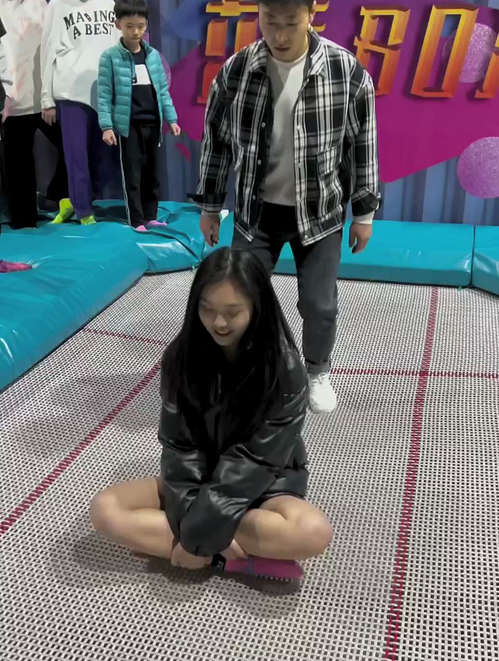 两个妹子穿短裙玩蹦床,弹起来的那一刻,真是大写的尴尬!