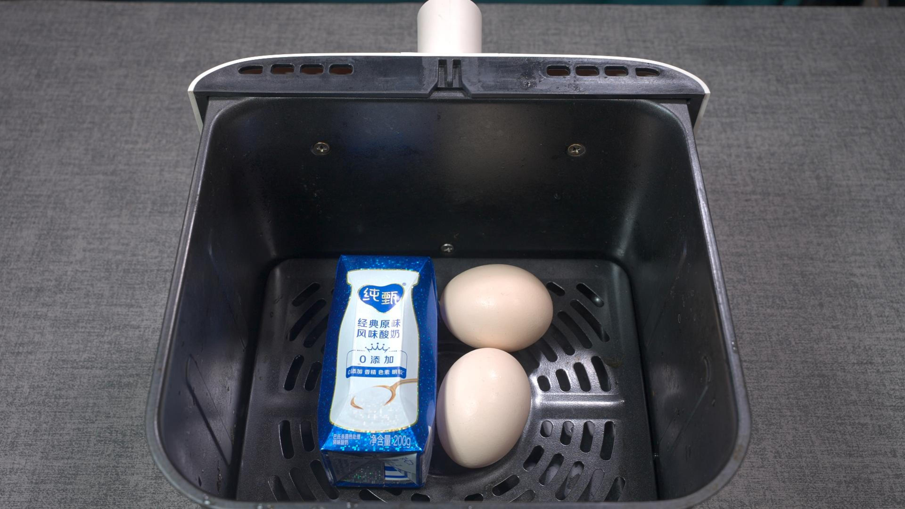 酸奶和鸡蛋放空气炸锅烤一烤,出锅瞬间变美食,好吃到停不下来嘴