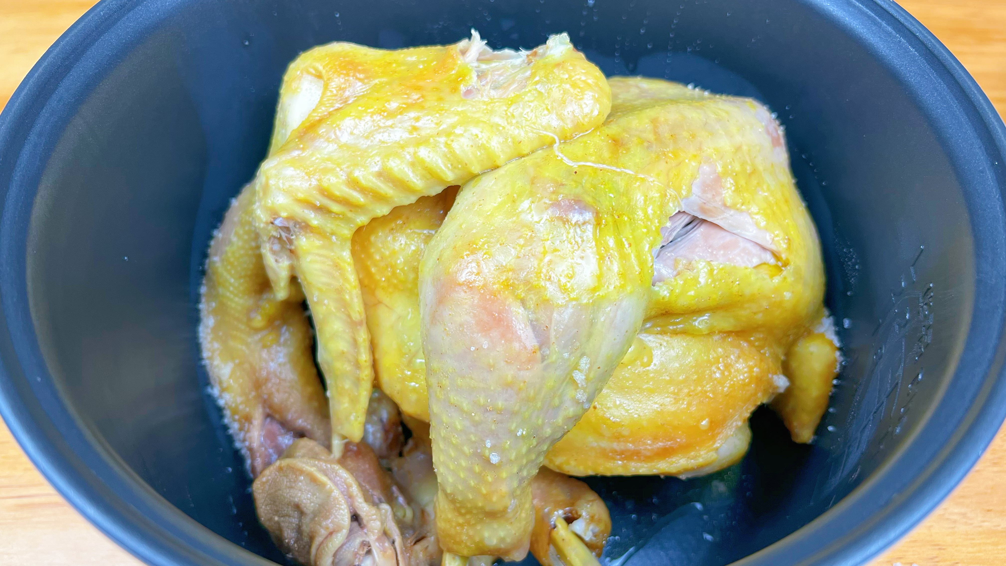 盐焗鸡懒人做法,只要一个电饭锅就搞定,出锅色泽金黄,鲜嫩多汁