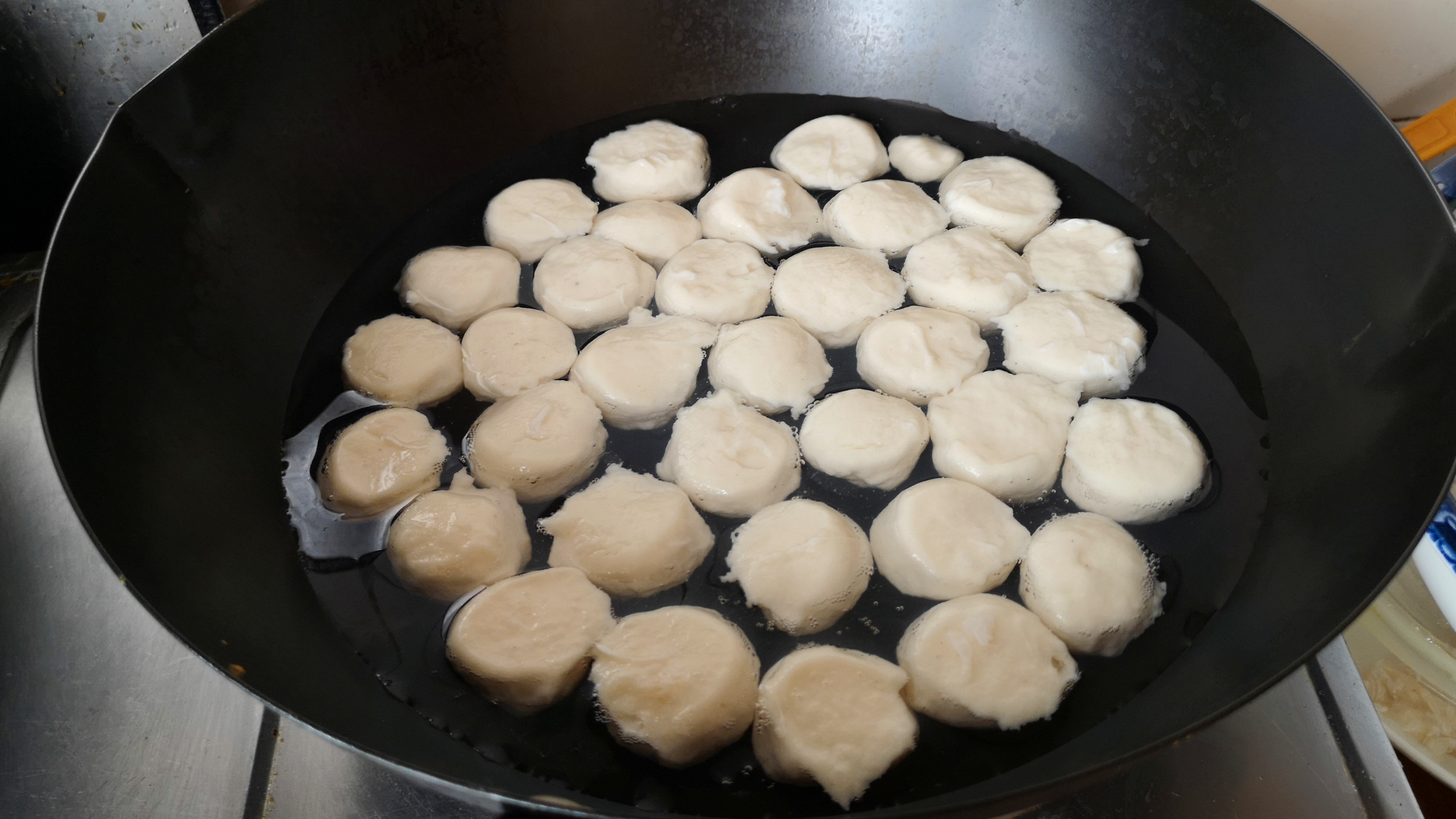 教你在家自制纯手工鱼丸,Q弹嫩滑没腥味,做法简单,比买的好