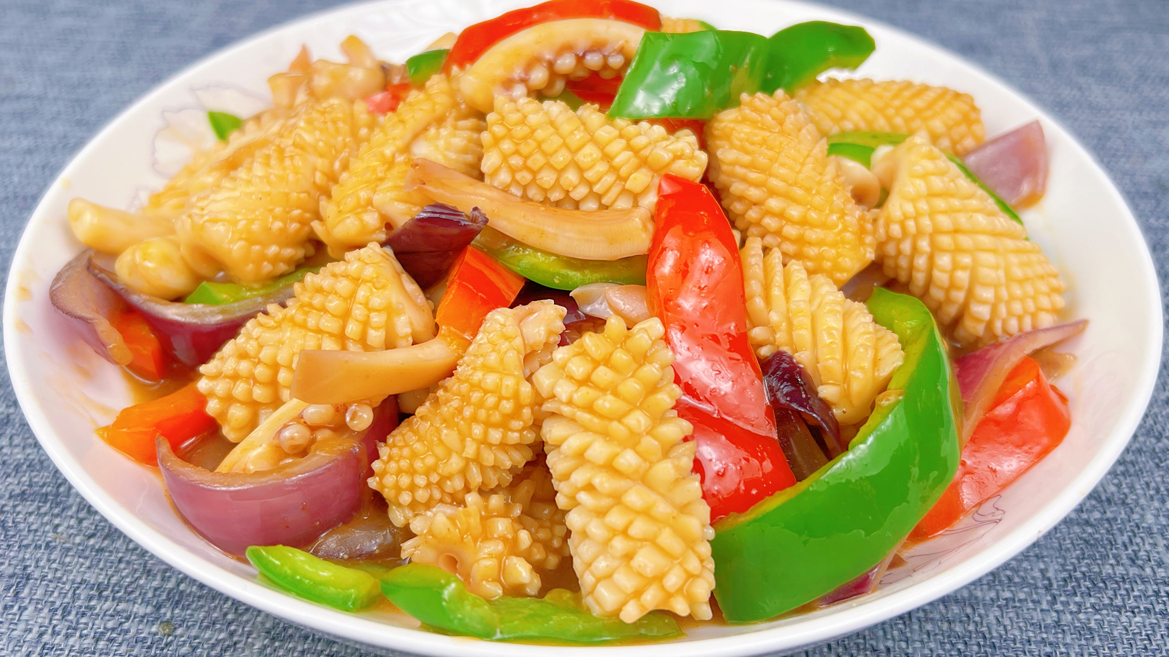 手把手教你爆炒鱿鱼，如何处理鱿鱼很重要，出锅鲜香脆爽有嚼劲