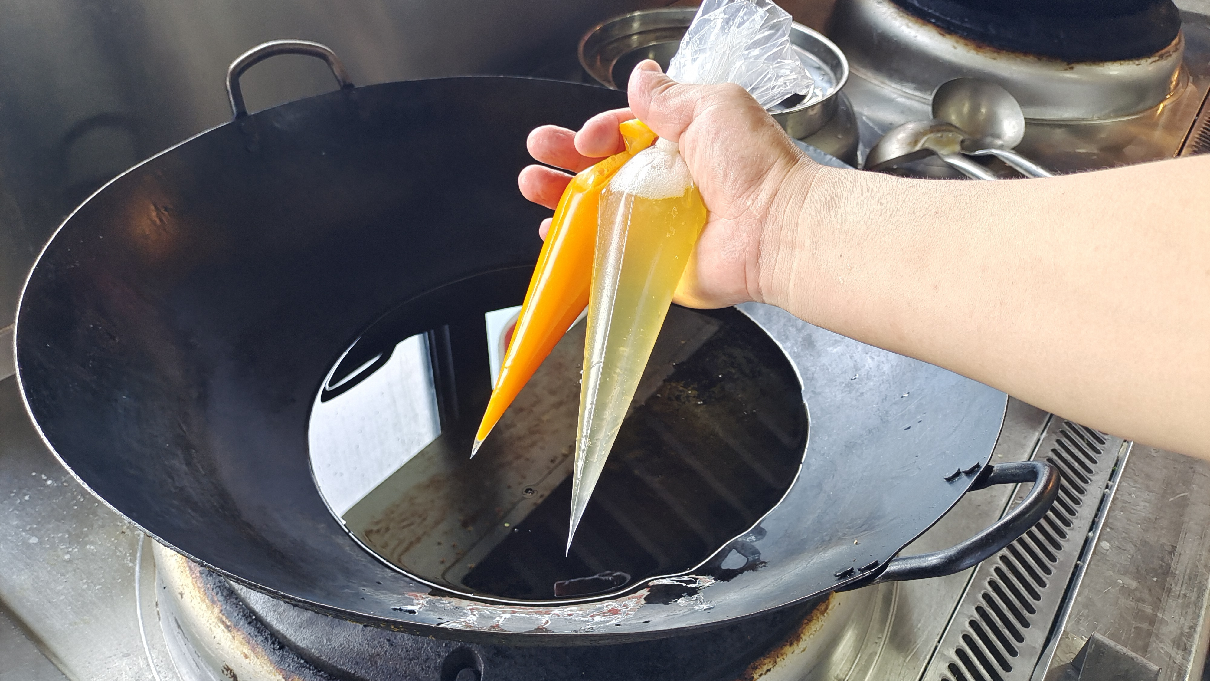 把鸡蛋放油锅里炸,出锅就是一道好吃好看的家常菜