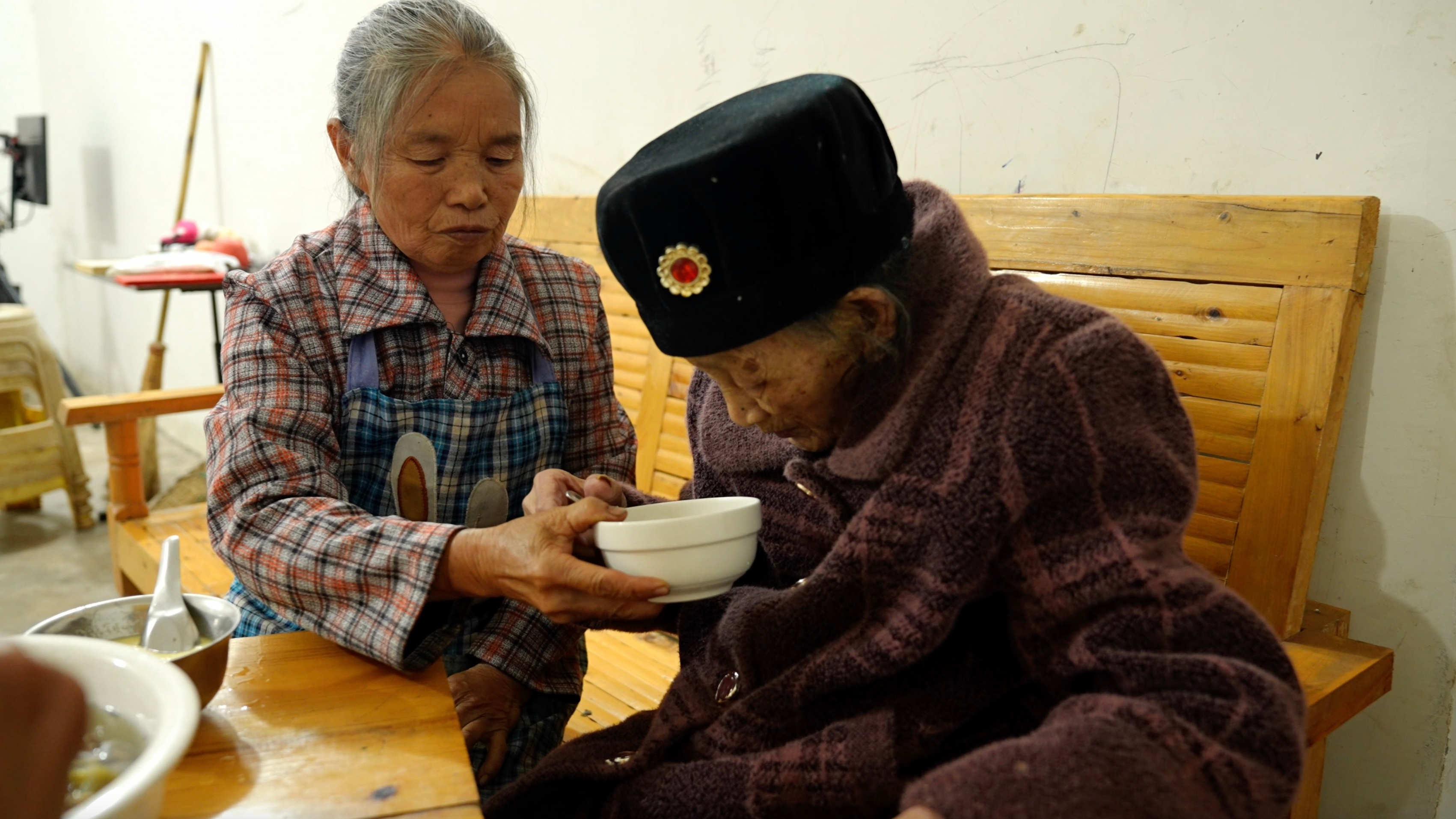 93岁奶奶没办法吃饭,老爸80买只甲鱼,煨一锅汤,给奶奶补补身体
