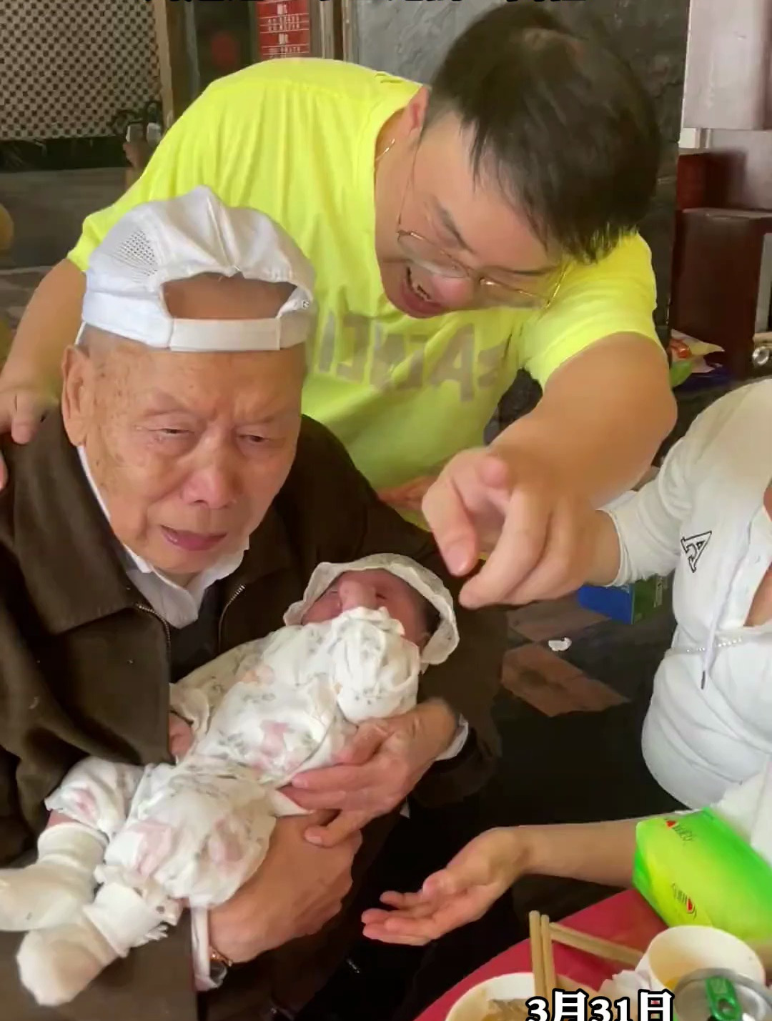 42天大的重孙子第一次和96岁的"祖祖"见面,当时"祖祖"激动到落泪,跨越
