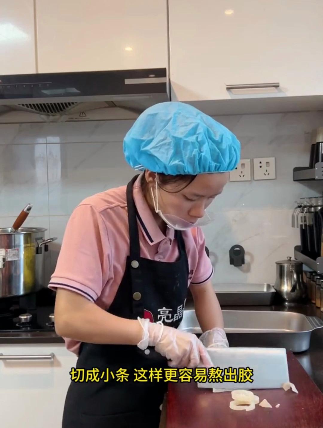 今天买菜老板送了我10斤猪皮,我做了固元膏给老板娘补气血