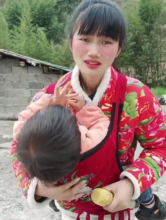 农村妈妈抱孩子的照片图片