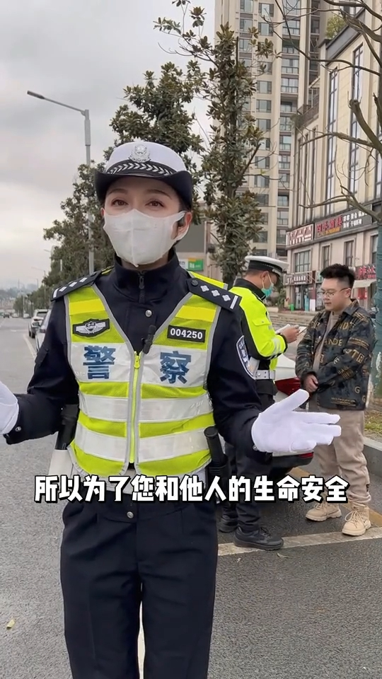 贵州交警王佳:纸能包得住火?-度小视