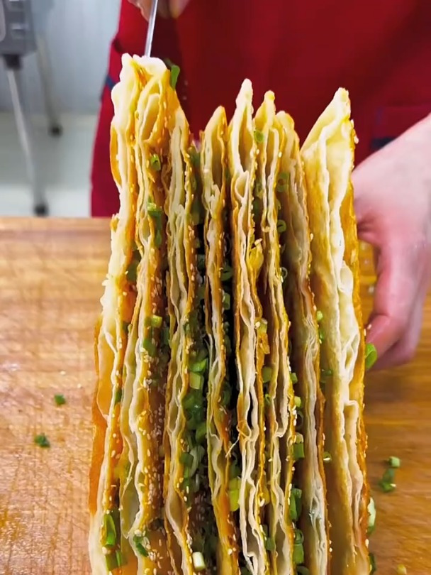 今天呢教你们做这个油酥大油饼