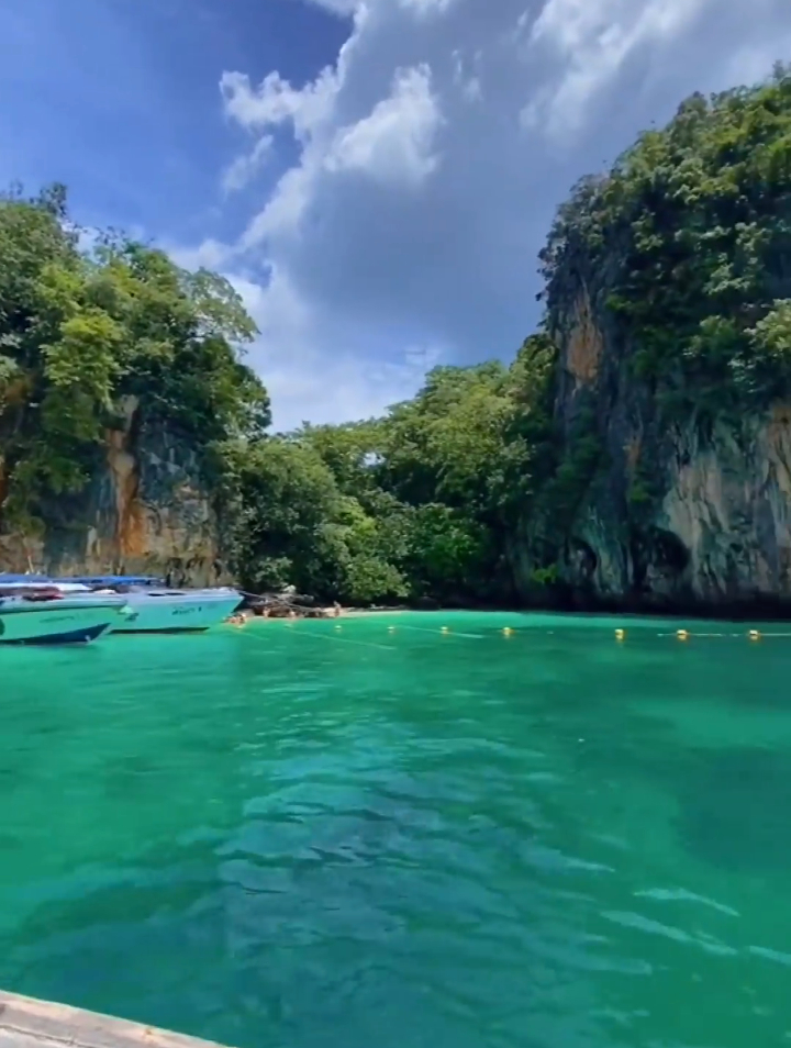 晴朗明媚的天气,碧水蓝天相伴,度过惬意轻松的一天