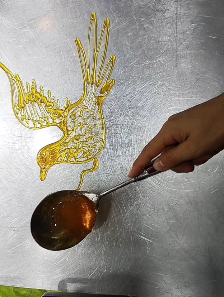 我是一名在景区做糖画的师傅,每天更新努卖作品给你们学习