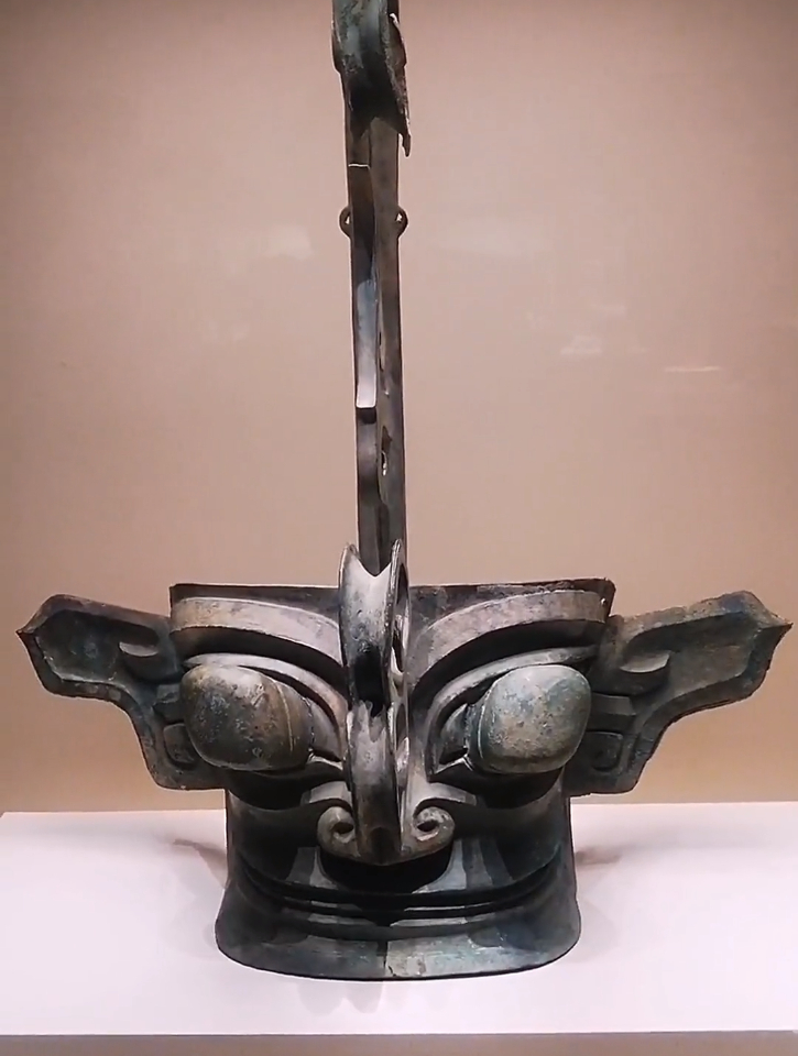 三星堆戴冠纵目面具,这个文明的起源无人能解释清楚-度小视