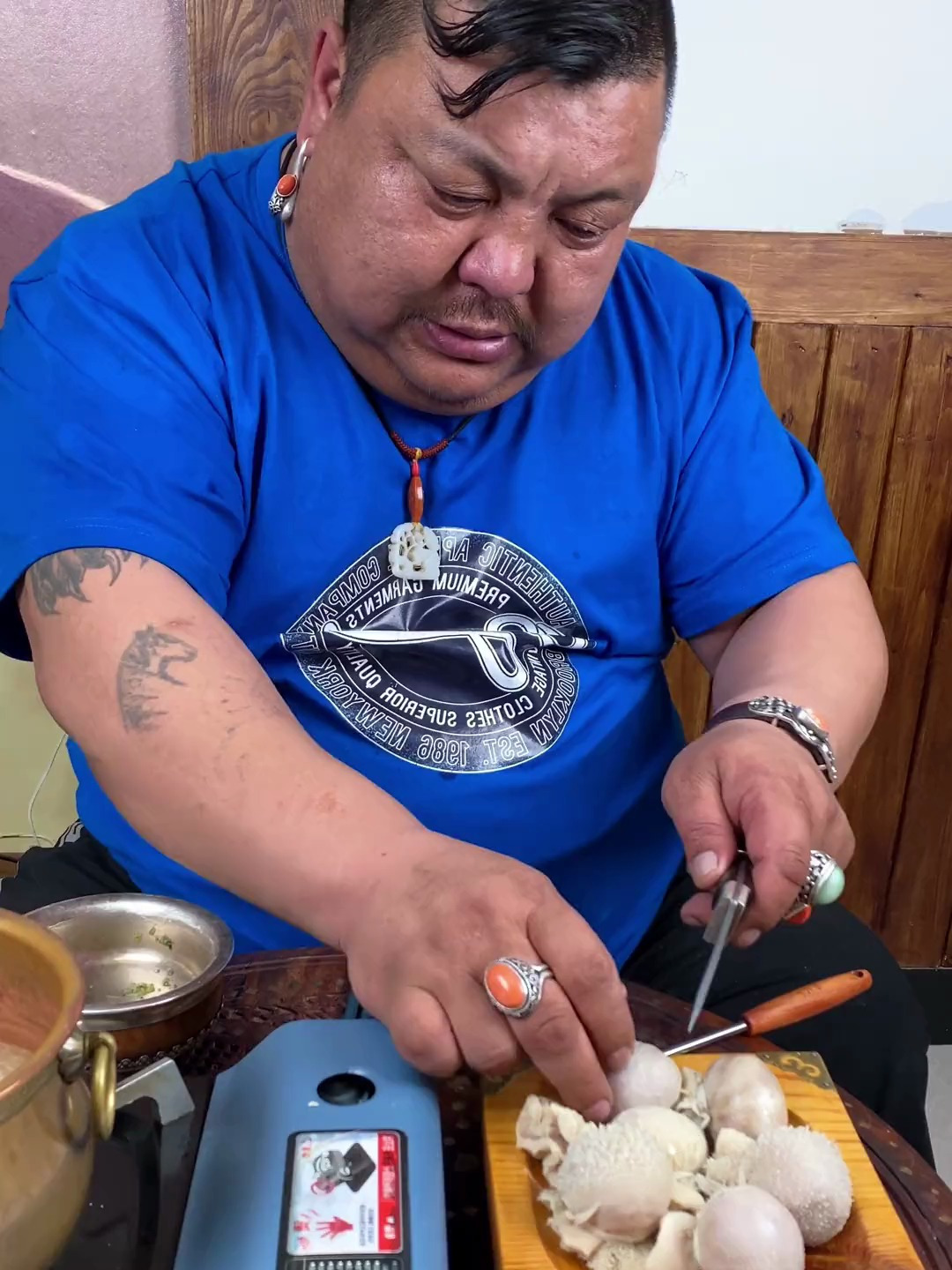 到饭点了恩克吃上一个肚包肉那叫一个香