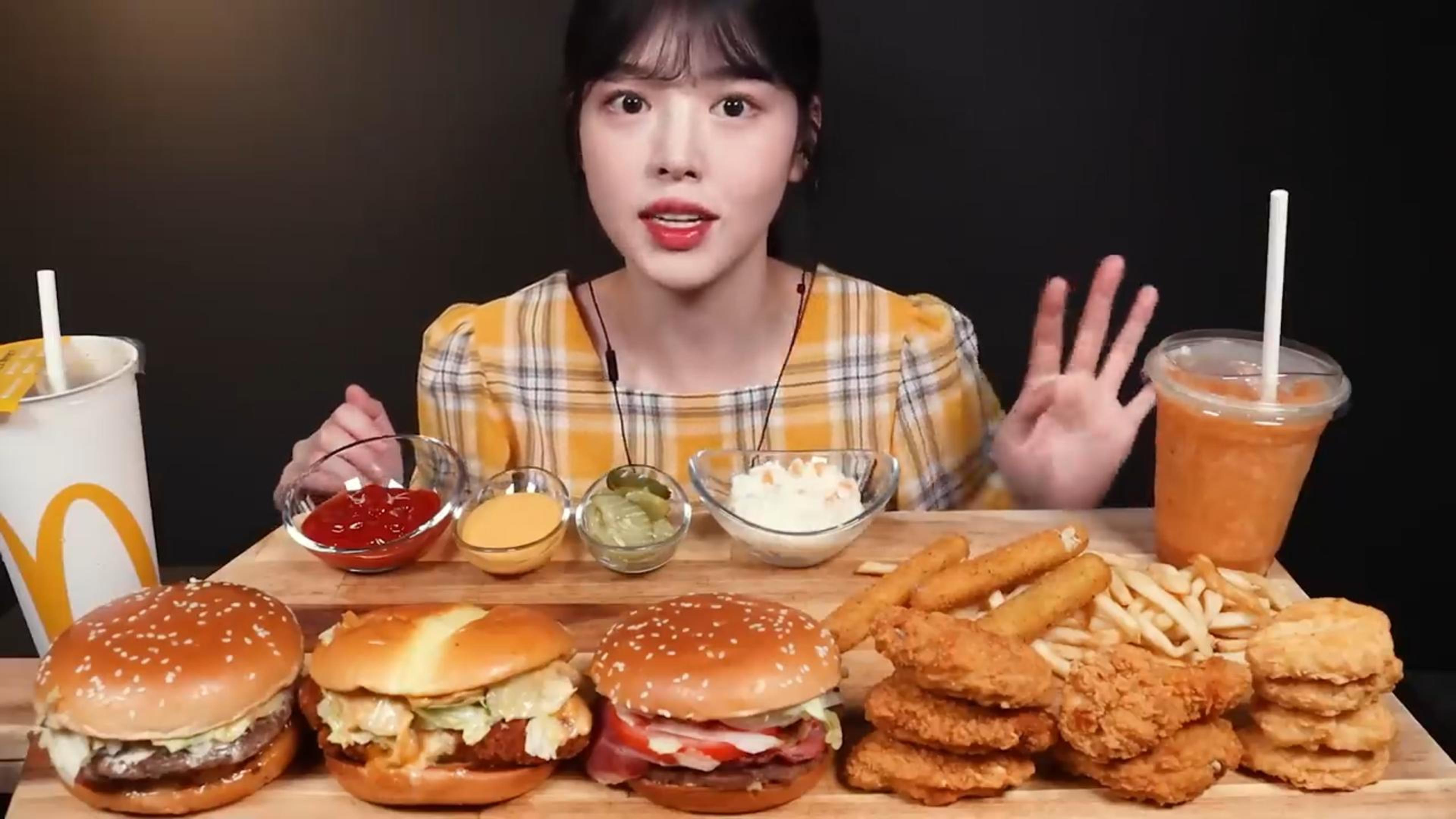 麦当劳汉堡套餐搭配小吃炸鸡块,芝士条,好吃又满足