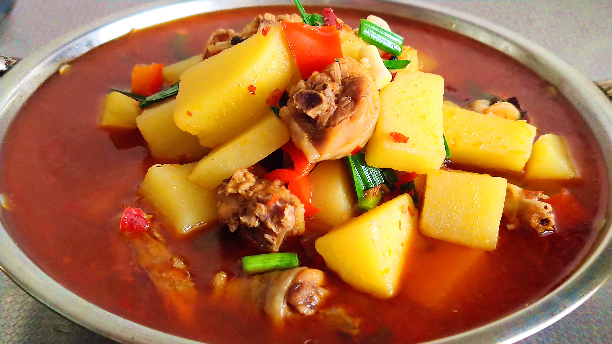 土豆炖鸡块这样做最香最好吃,鸡肉软嫩鲜香,土豆软烂好吃又入味