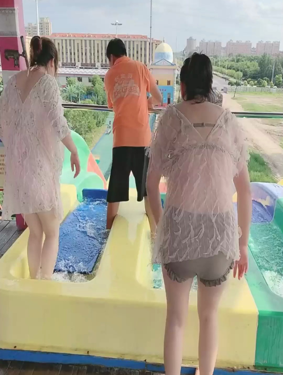 小姐姐水上乐园失误瞬间:美女上演湿身诱惑