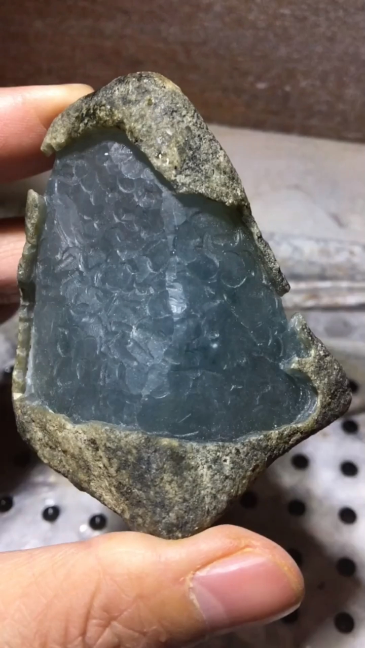 脱沙的莫西沙翡翠原石暴富的奇迹玉料小哥5w怼出10w