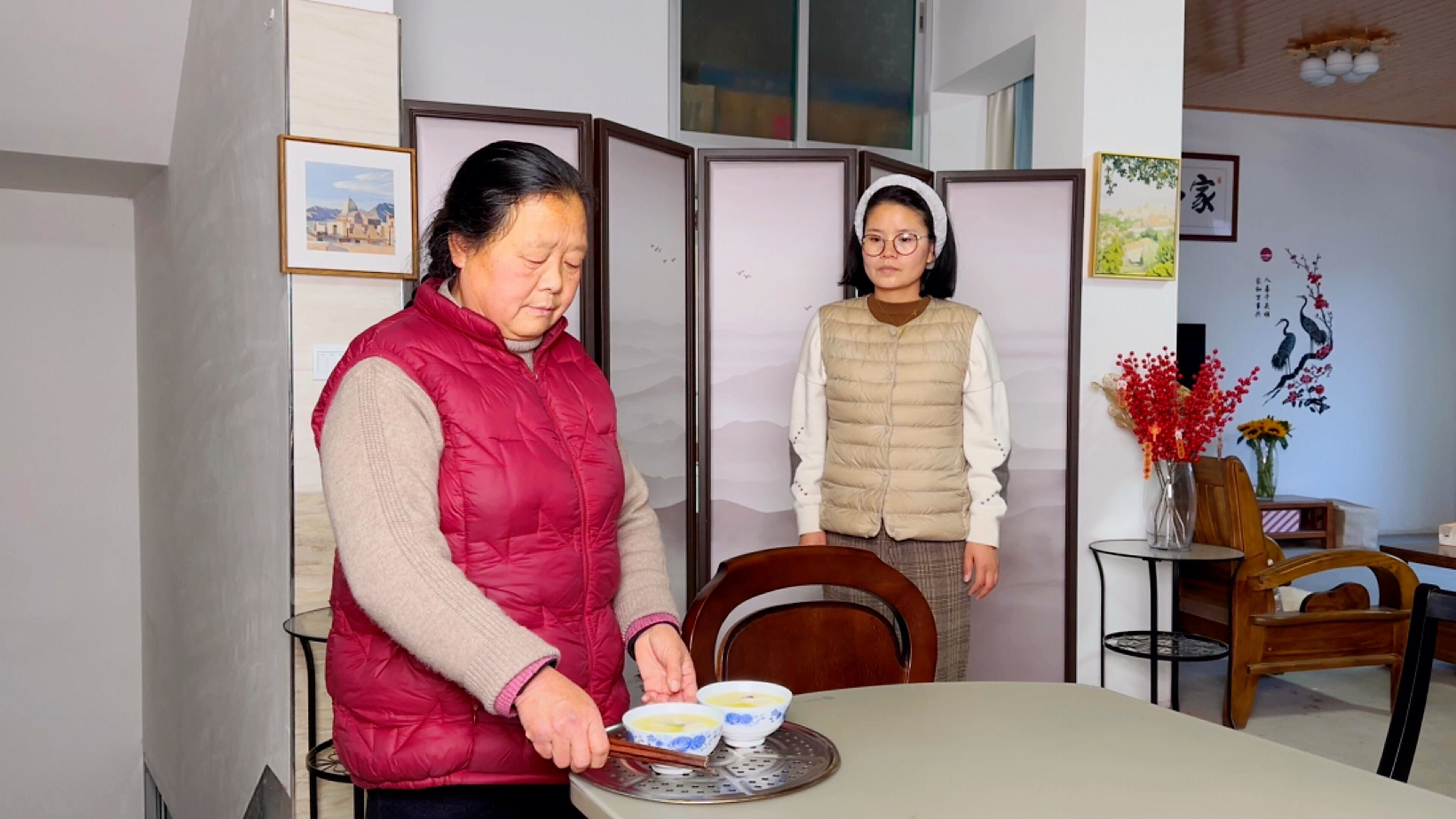 儿媳妇住新房,突然听到客厅有动静,出来一看,被眼前一幕感动