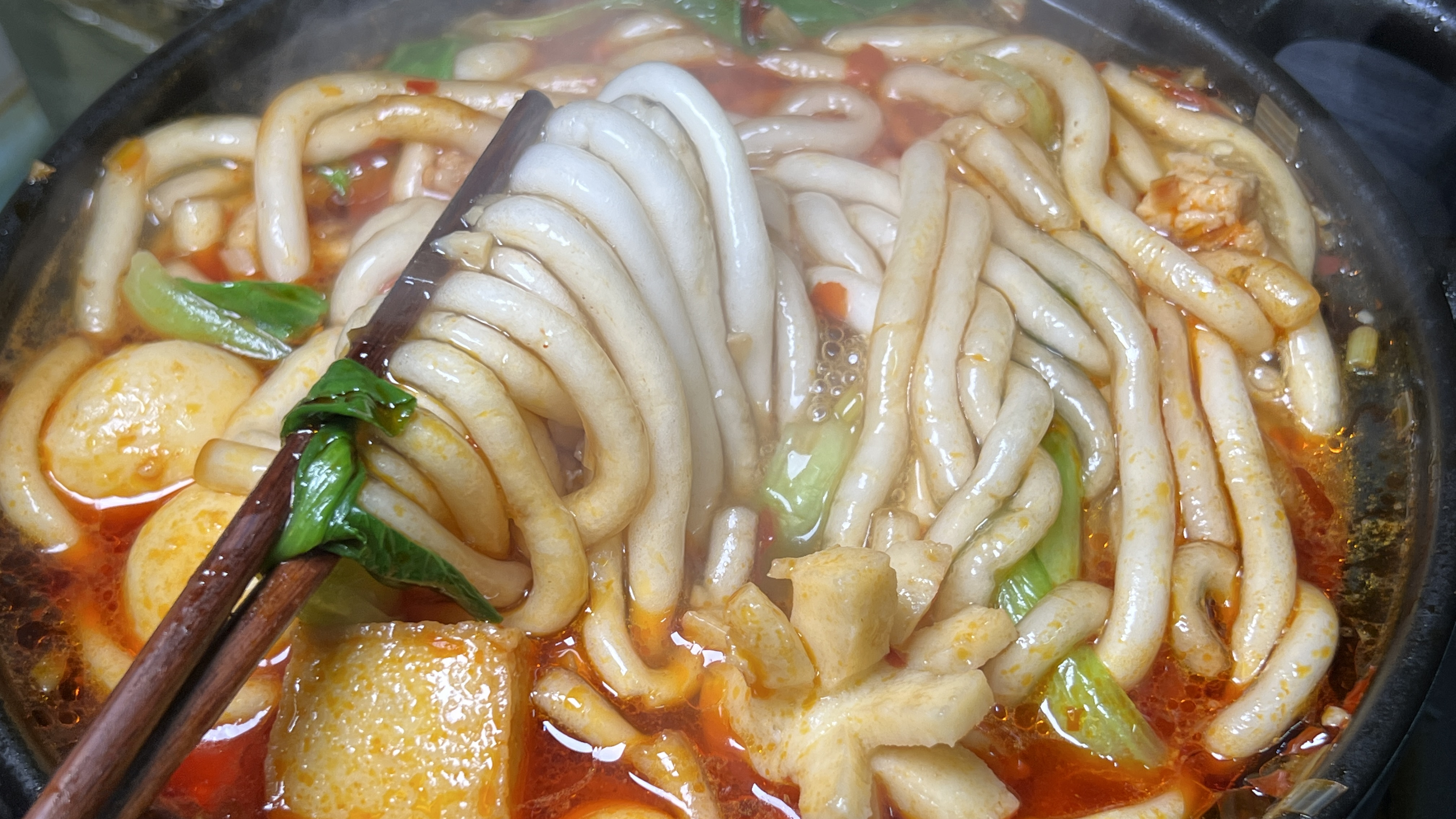 砂锅土豆粉在家也能做，加火锅丸和小青菜，色香味俱佳，好吃过瘾