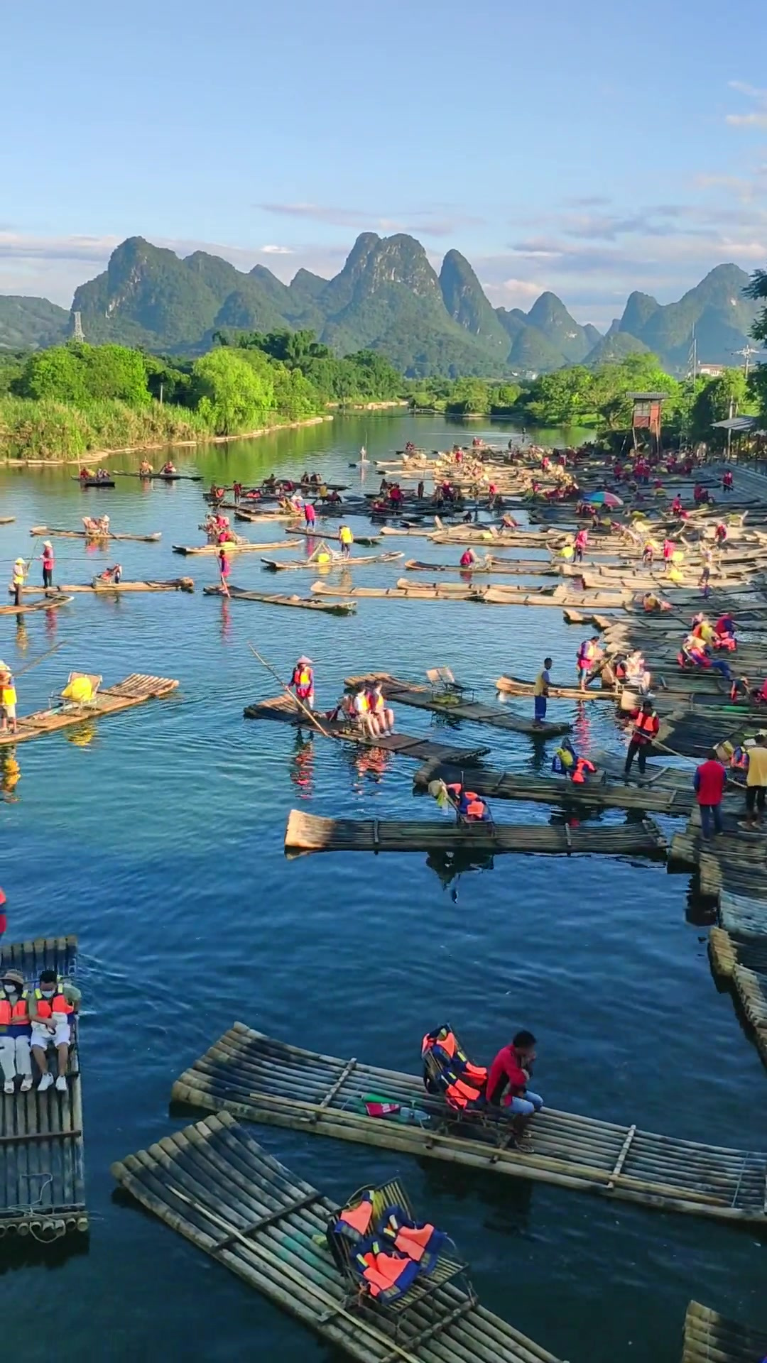 舟行碧波上,人在画中游.广西是好风光阳朔遇龙河遇龙河竹筏漂流