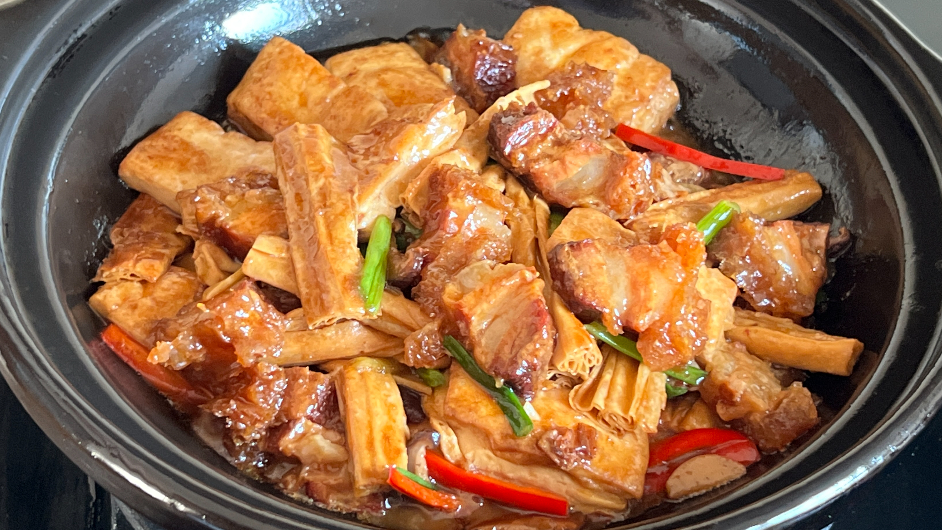 教你餐厅脆皮烧腩焖豆腐做法,香味十足,做法简单好吃又下饭