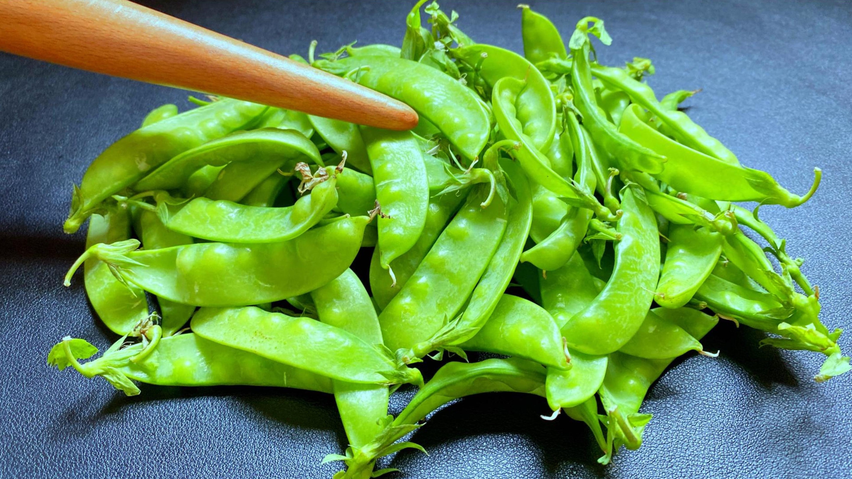 炒荷兰豆时，最忌直接下锅炒，掌握小技巧，出锅颜色翠绿，超好吃