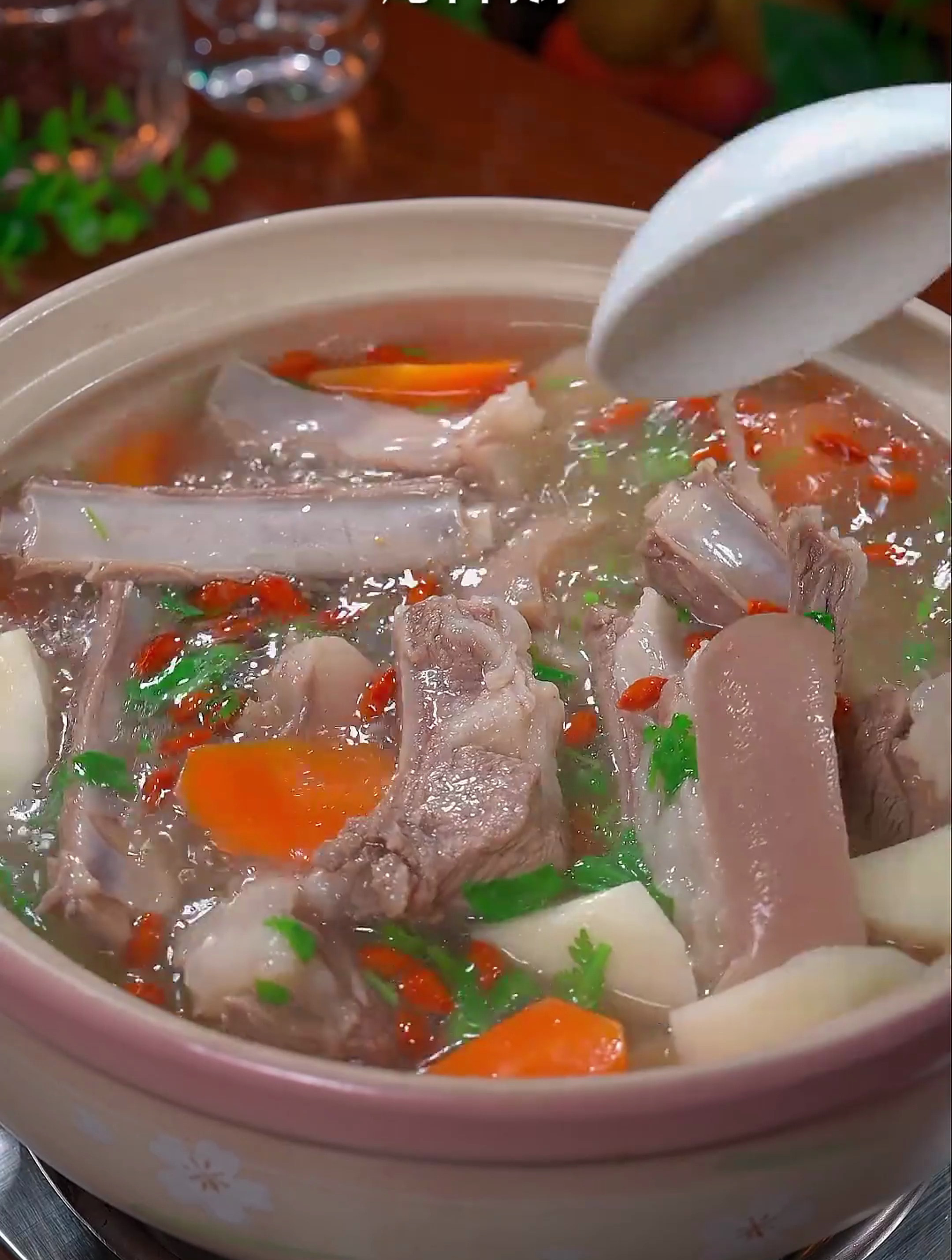 这样炖的羊肉,汤鲜味浓,羊肉不膻不柴,搭配胡萝卜山药更加营养