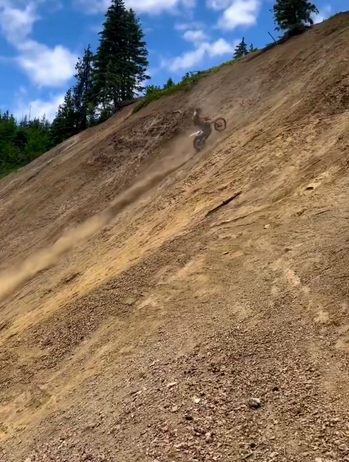 摩托车越野冲坡,看着都刺激-度小视