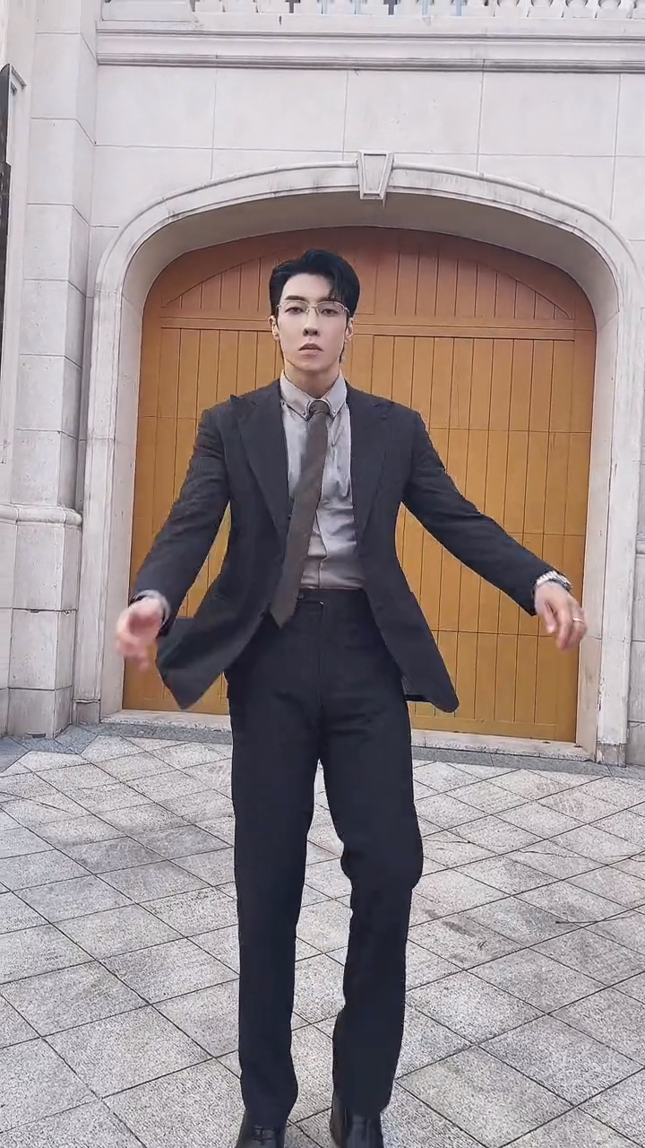 谁不为霸道总裁神魂颠倒呢高瀚宇西装热舞ing