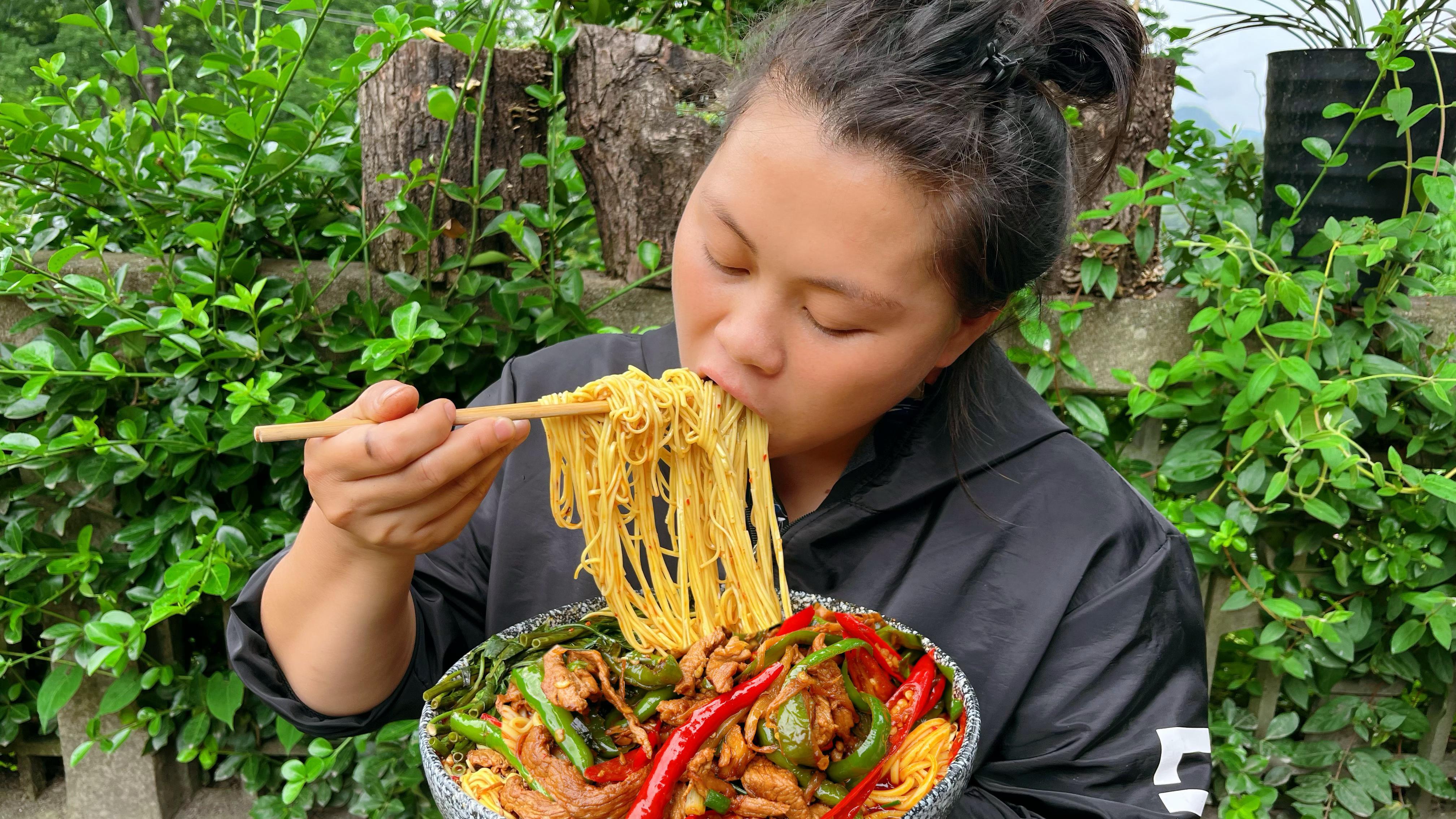 今天欧妹摘了些辣椒,自制一大碗辣椒肉丝面,配着蔬菜一人吃到饱
