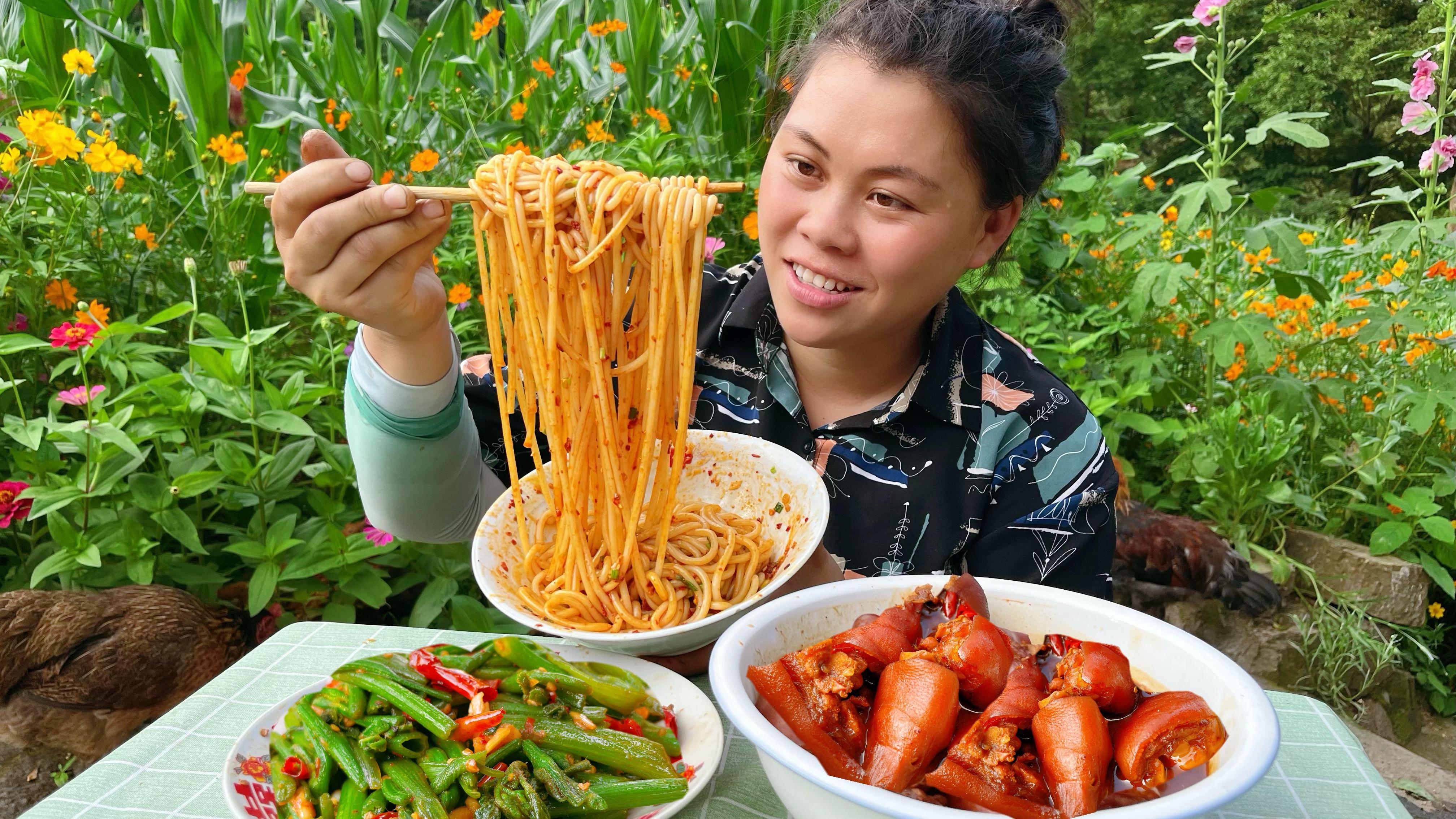 今天欧妹摘了些南瓜尖,再做个红烧猪蹄,配上一碗爆辣米粉超好吃