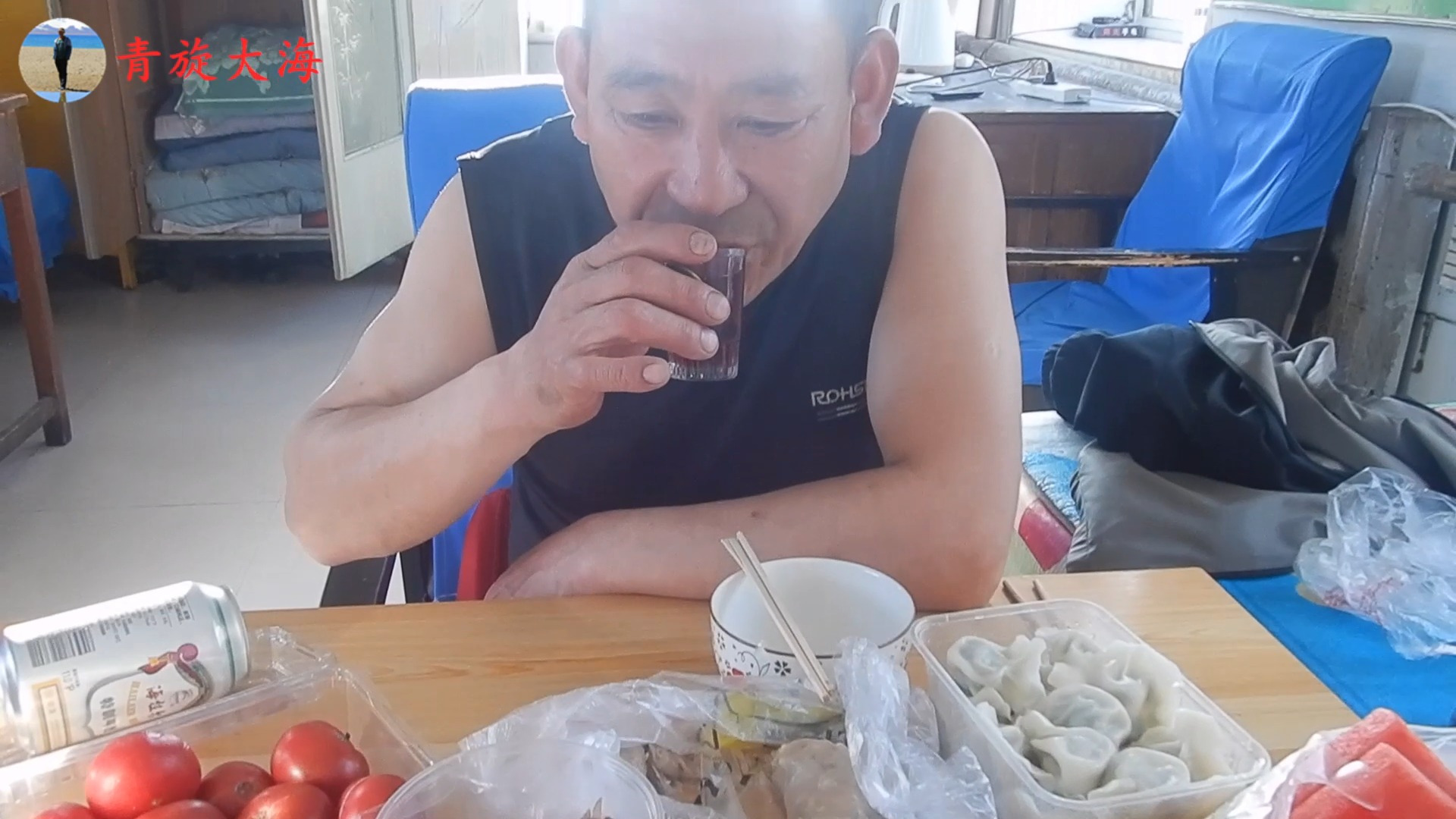 东北太旱,半个月没雨,大海炒4个菜喝点酒,猪耳朵,豆芽炒肉丝